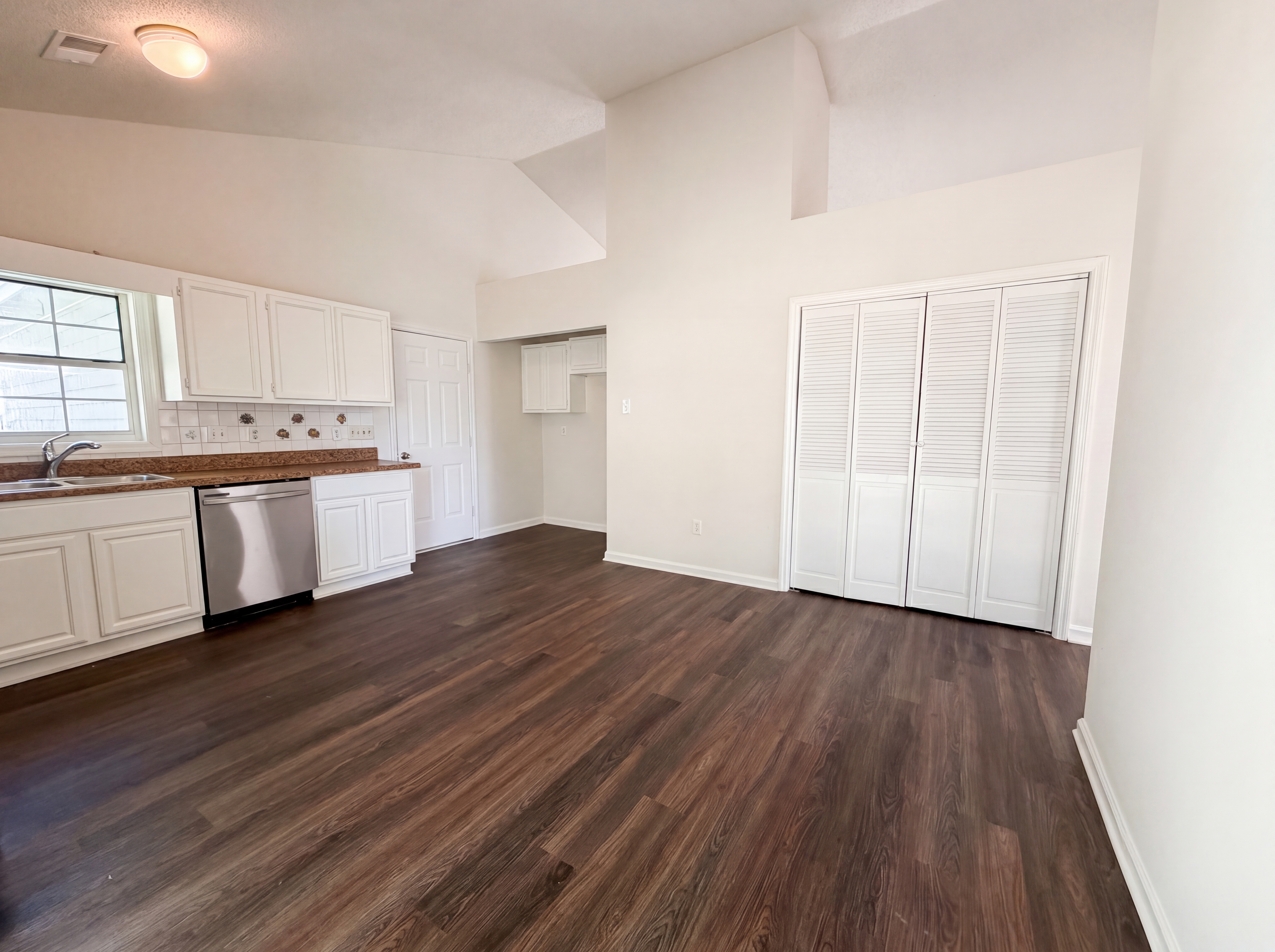 Photo 3 of 26 of 2028 Larson Ln, Goose Creek, SC