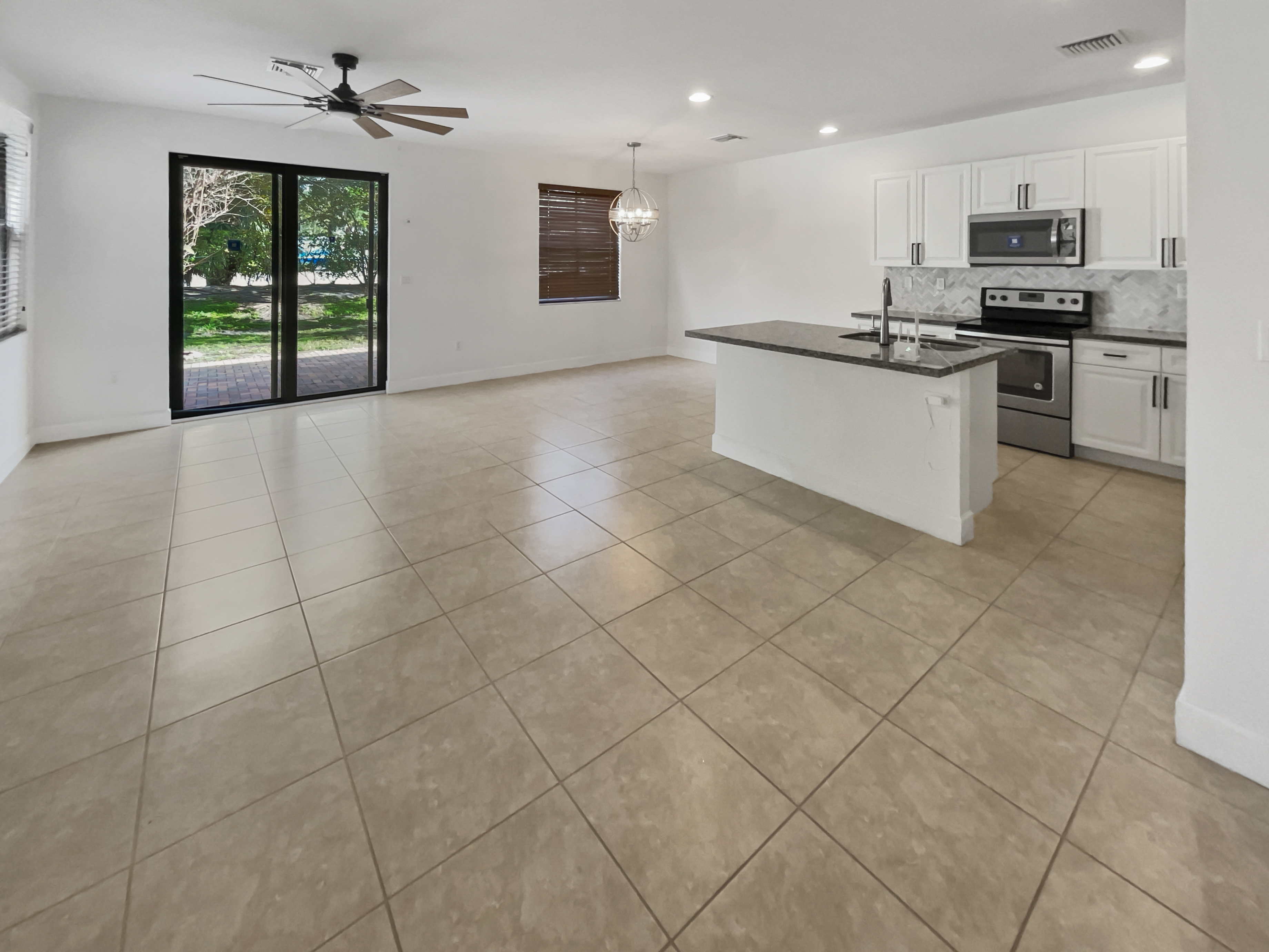 Photo 13 of 28 of 4879 NW 55th Pl, Fort Lauderdale, FL