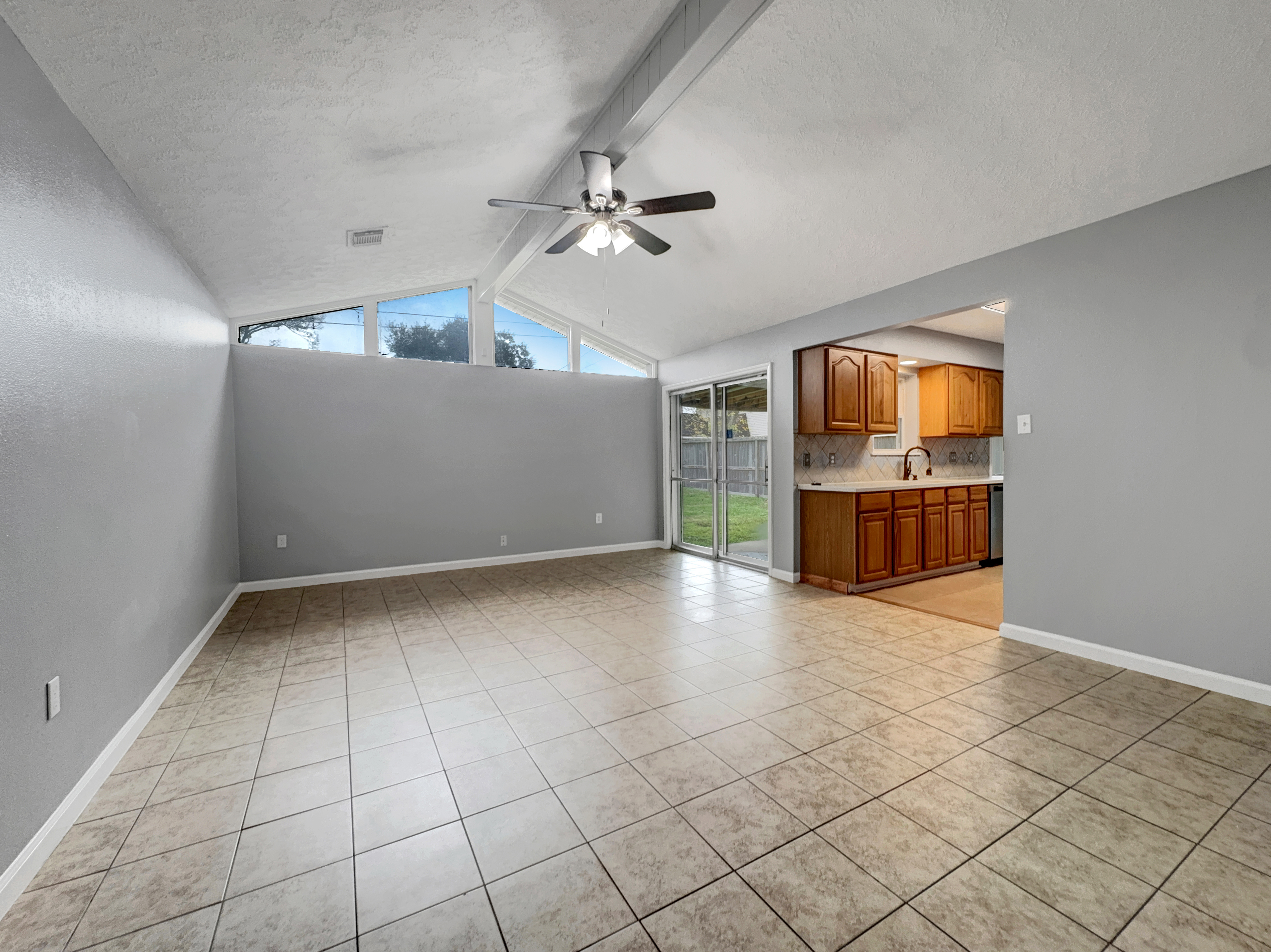 Photo 3 of 16 of 2103 Williamsburg Ct N, League City, TX