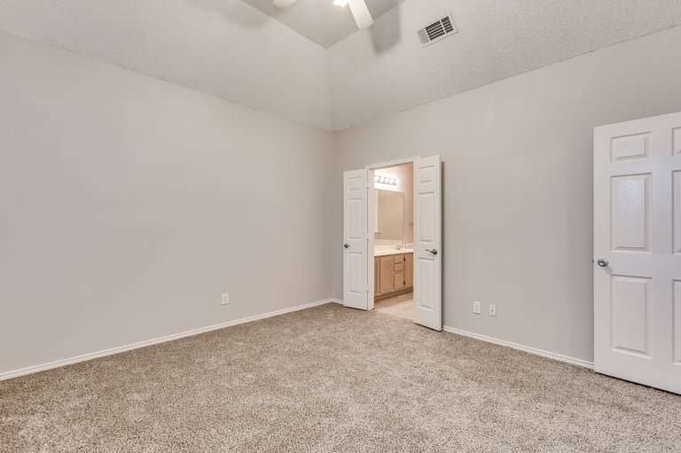 Photo 13 of 21 - 1387 Mimosa Ln, Lewisville, TX 75077