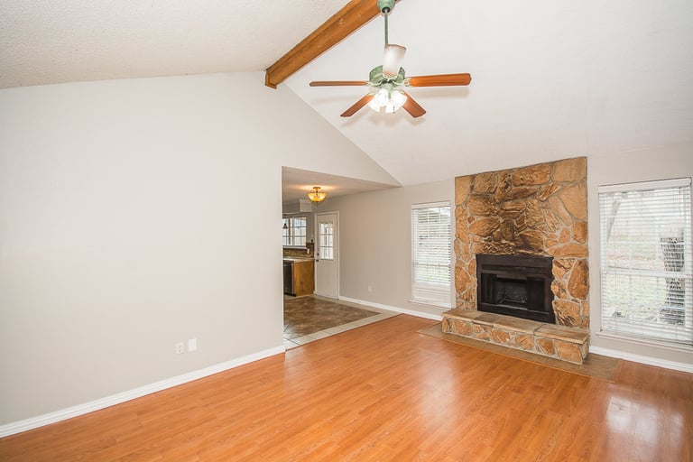 Photo 2 of 21 - 5804 Willow Branch Dr, Arlington, TX 76017