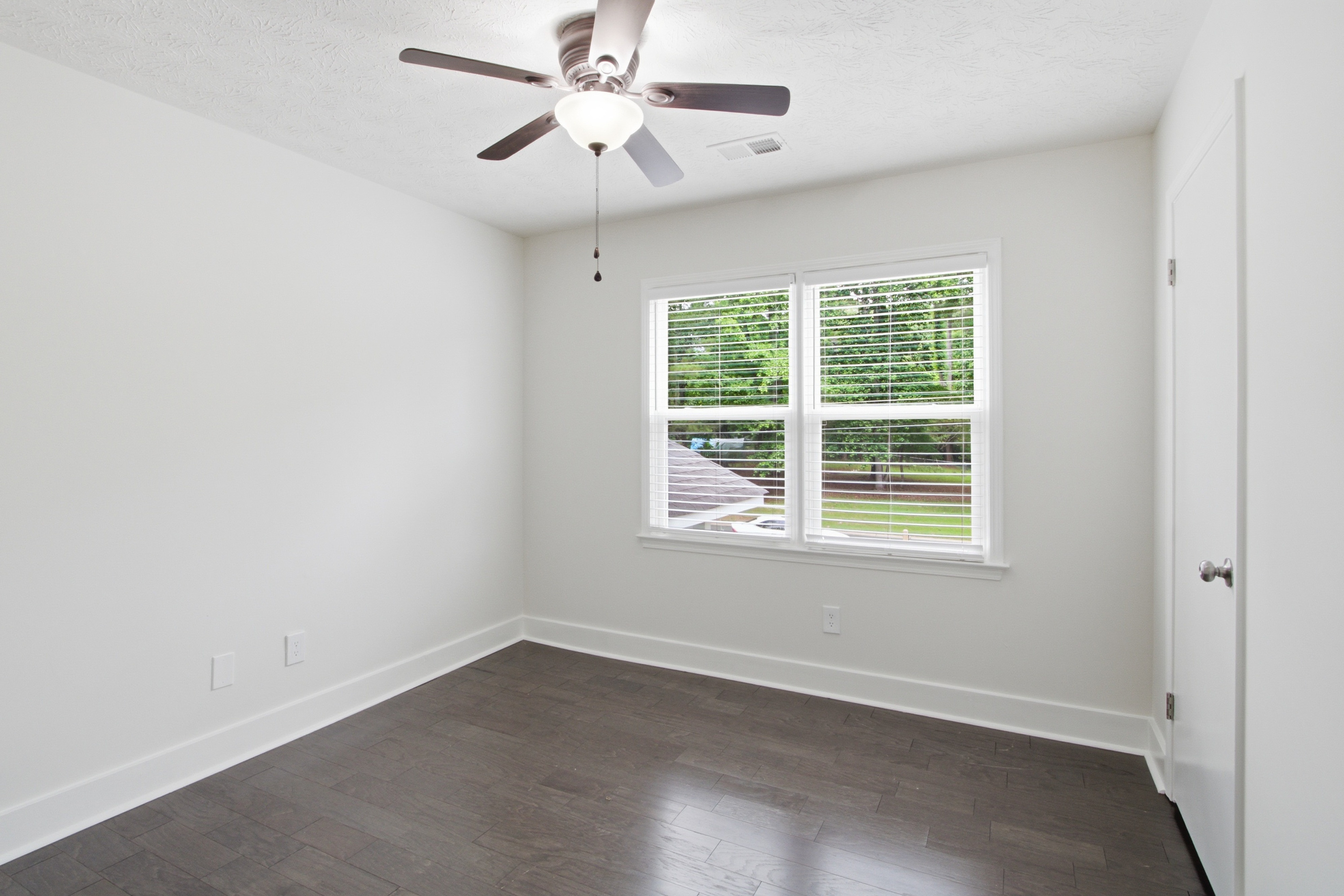 Photo 17 of 33 of 1239 Ashbrook Dr, Lawrenceville, GA