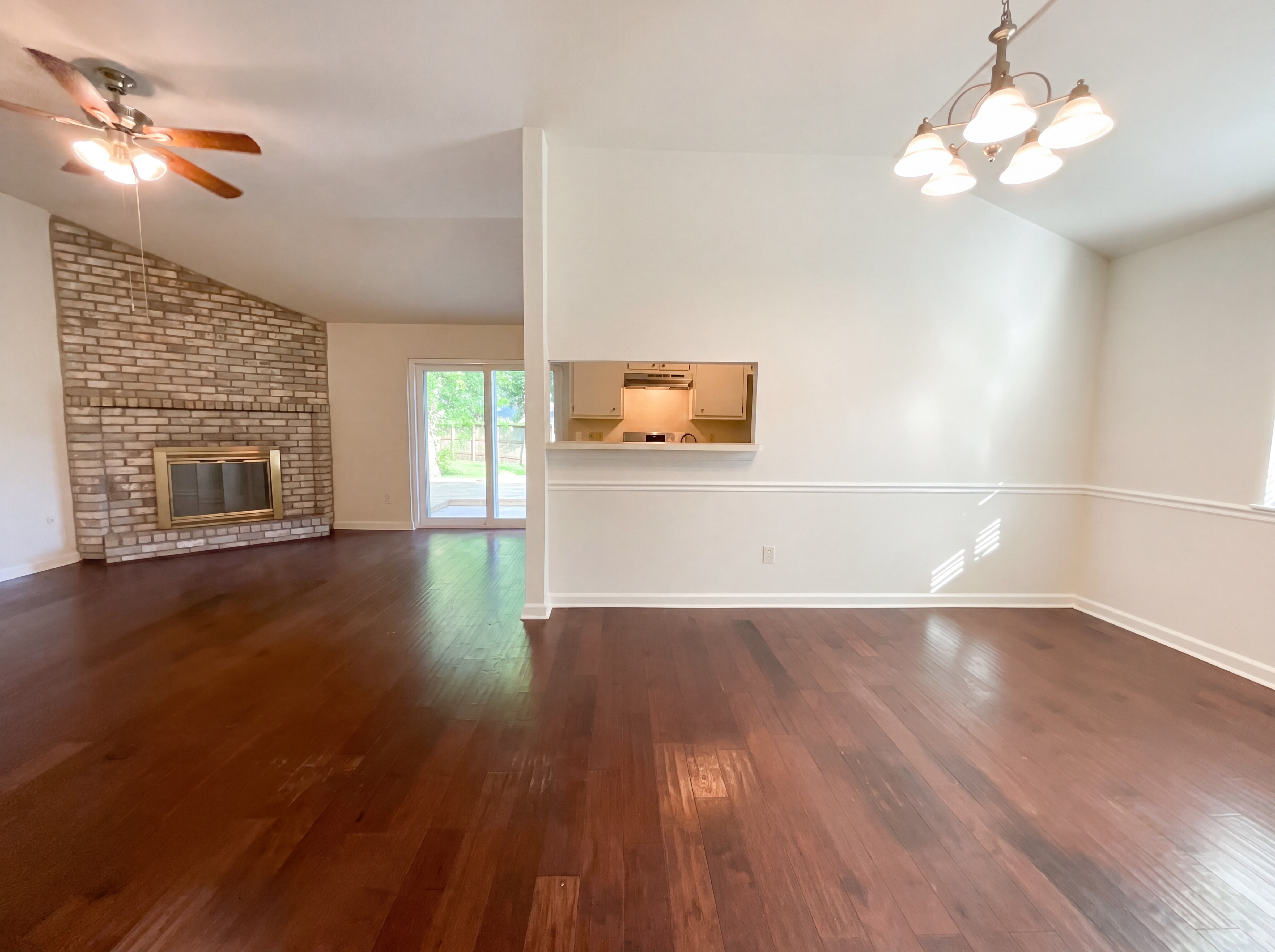 Photo 10 of 16 of 410 E Little Oak Ct, Spring, TX