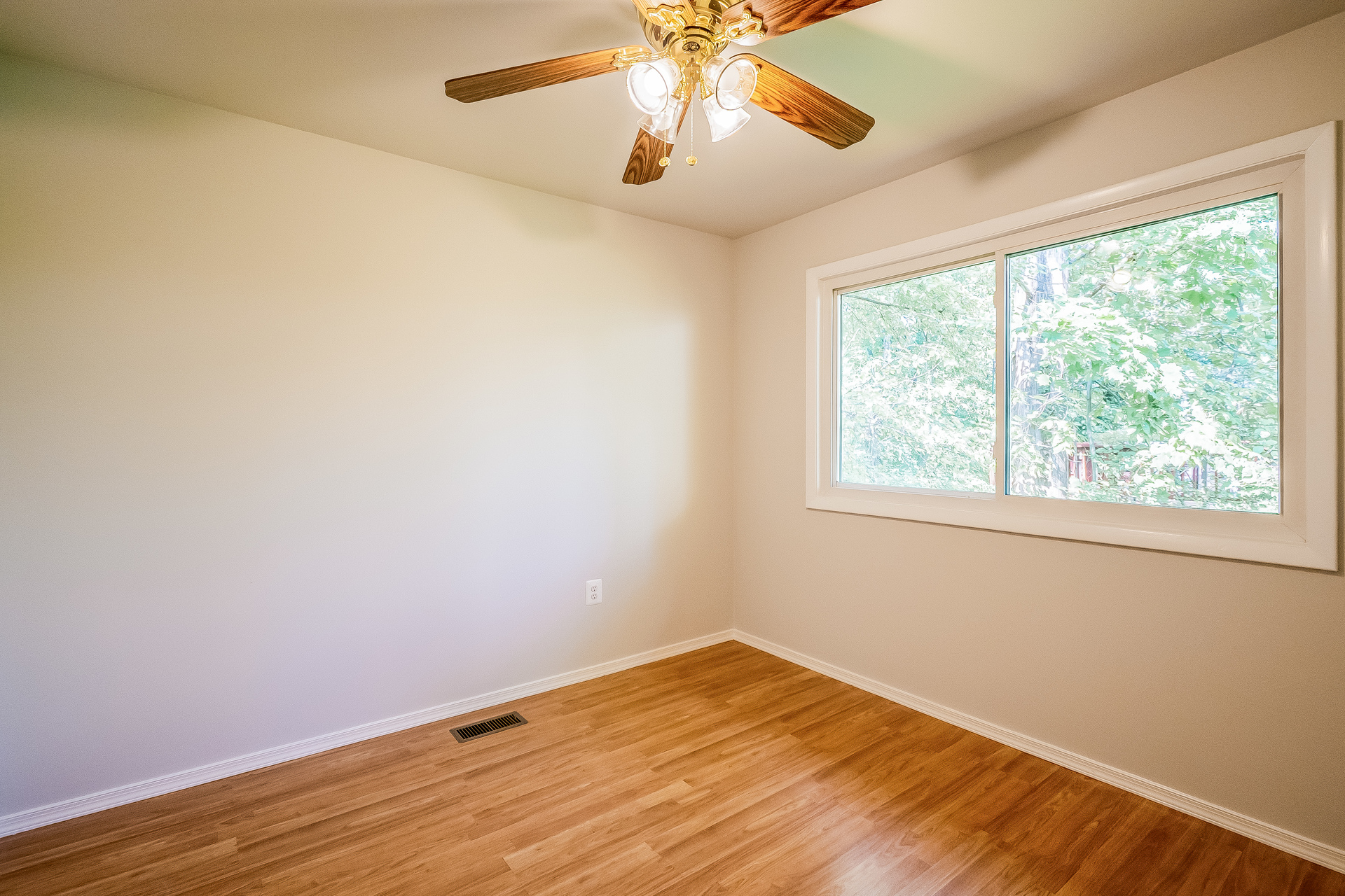 Photo 11 of 19 of 256 W Meadowland Ln, Sterling, VA