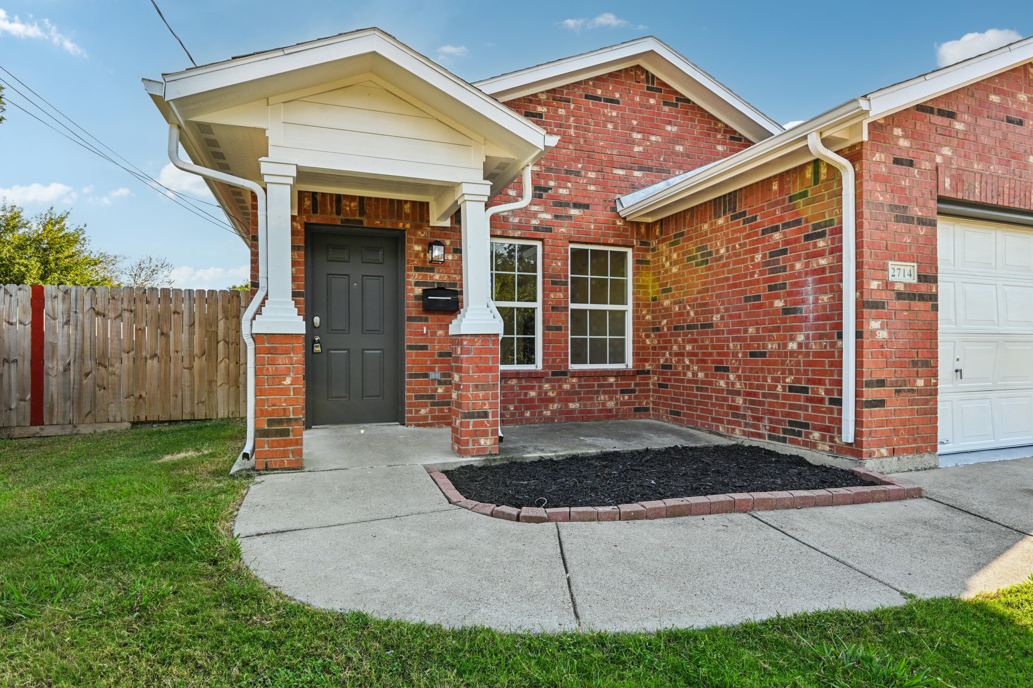 Photo 12 of 38 of 2714 Silkwood St, Dallas, TX
