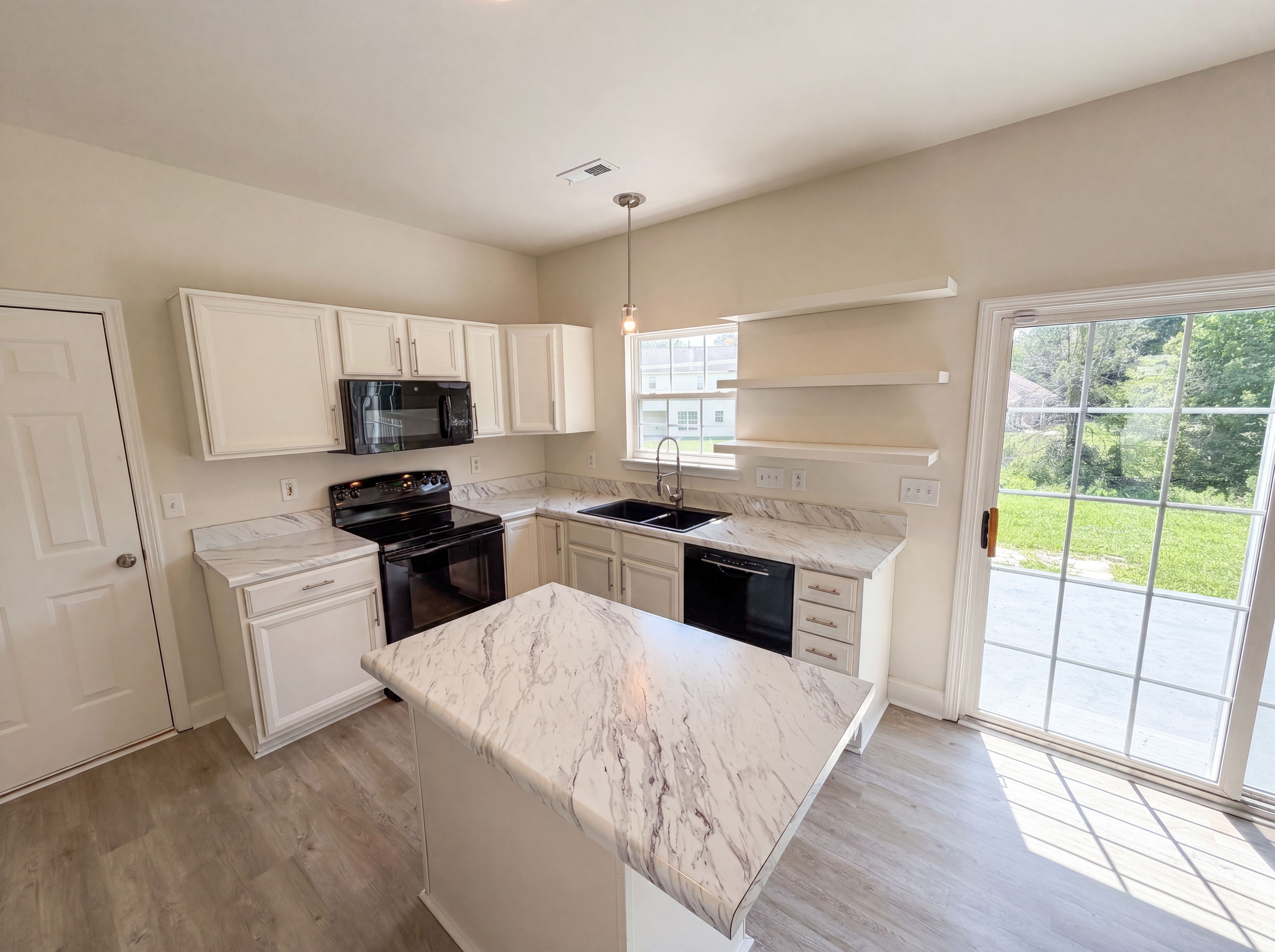 Photo 8 of 25 of 11805 Guildhall Ln, Charlotte, NC