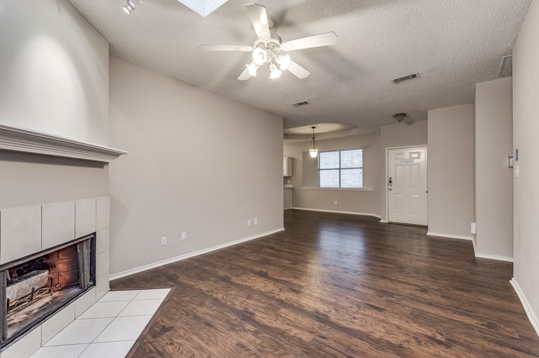 Photo 2 of 21 - 1387 Mimosa Ln, Lewisville, TX 75077
