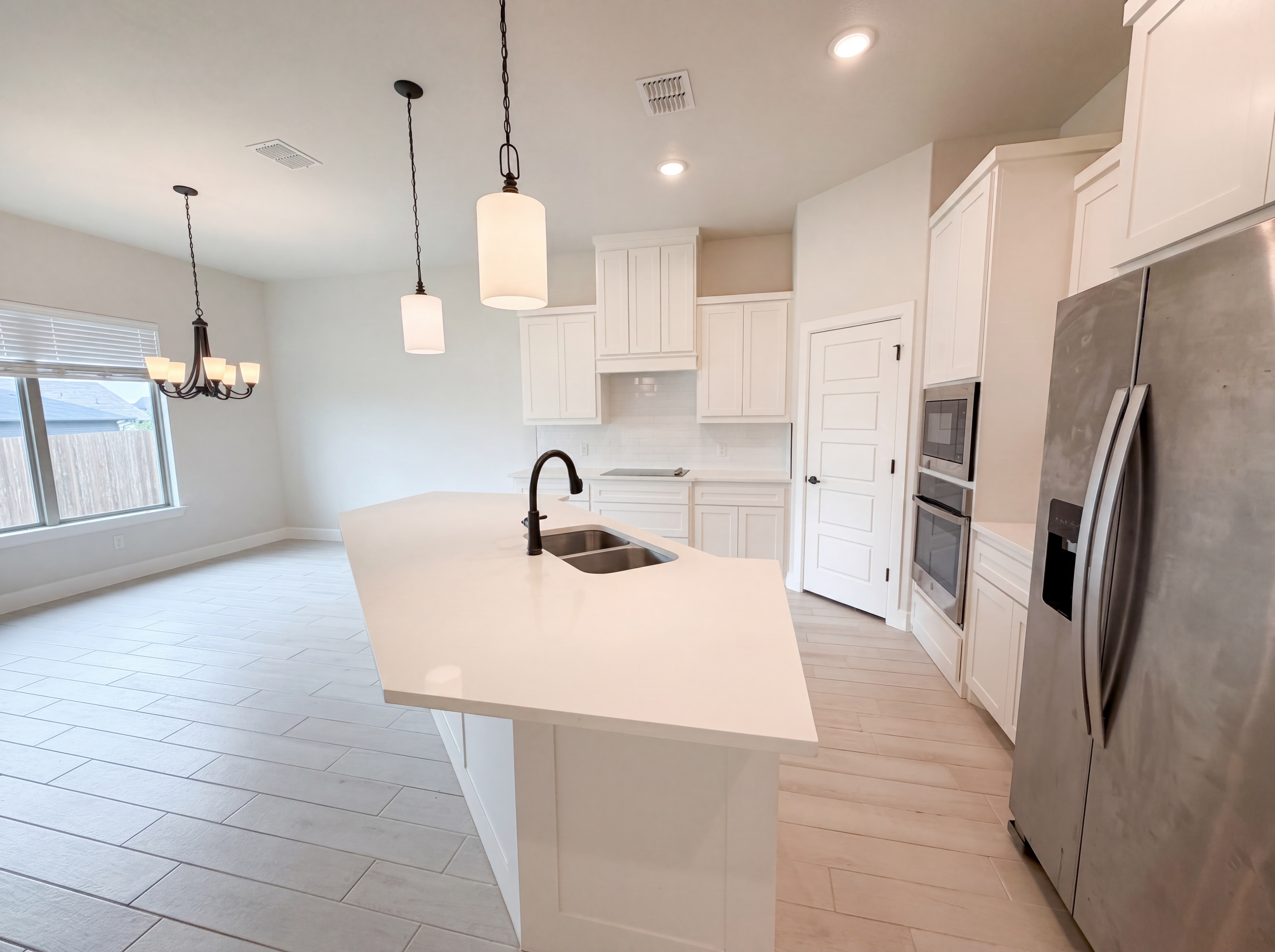 Photo 2 of 19 of 612 Wood Brook Ln, Burleson, TX