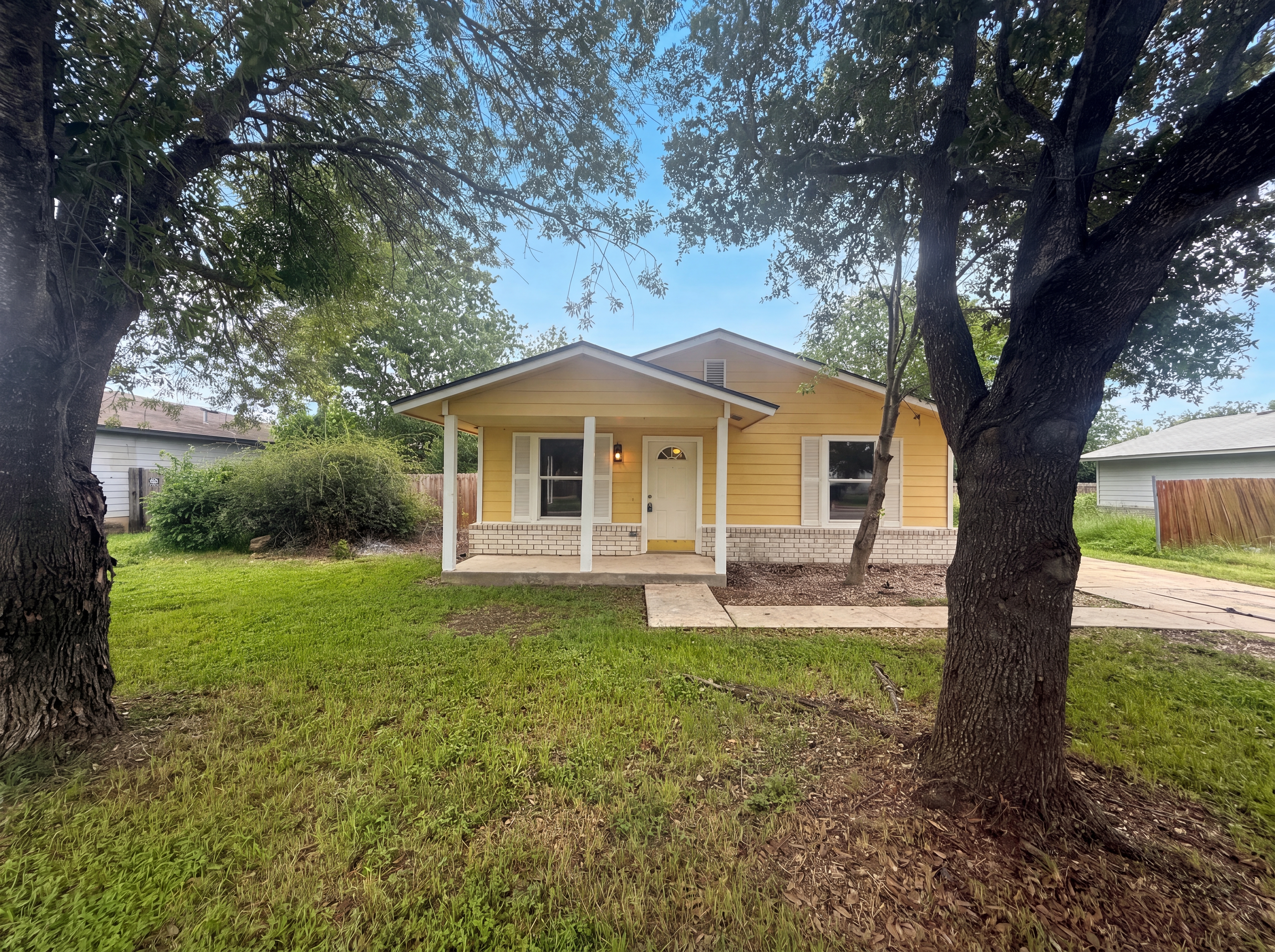 Photo 14 of 15 of 721 Roosevelt Dr, Seguin, TX