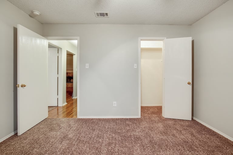 Photo 23 of 29 - 517 Barbara Jean Ln, Burleson, TX 76028