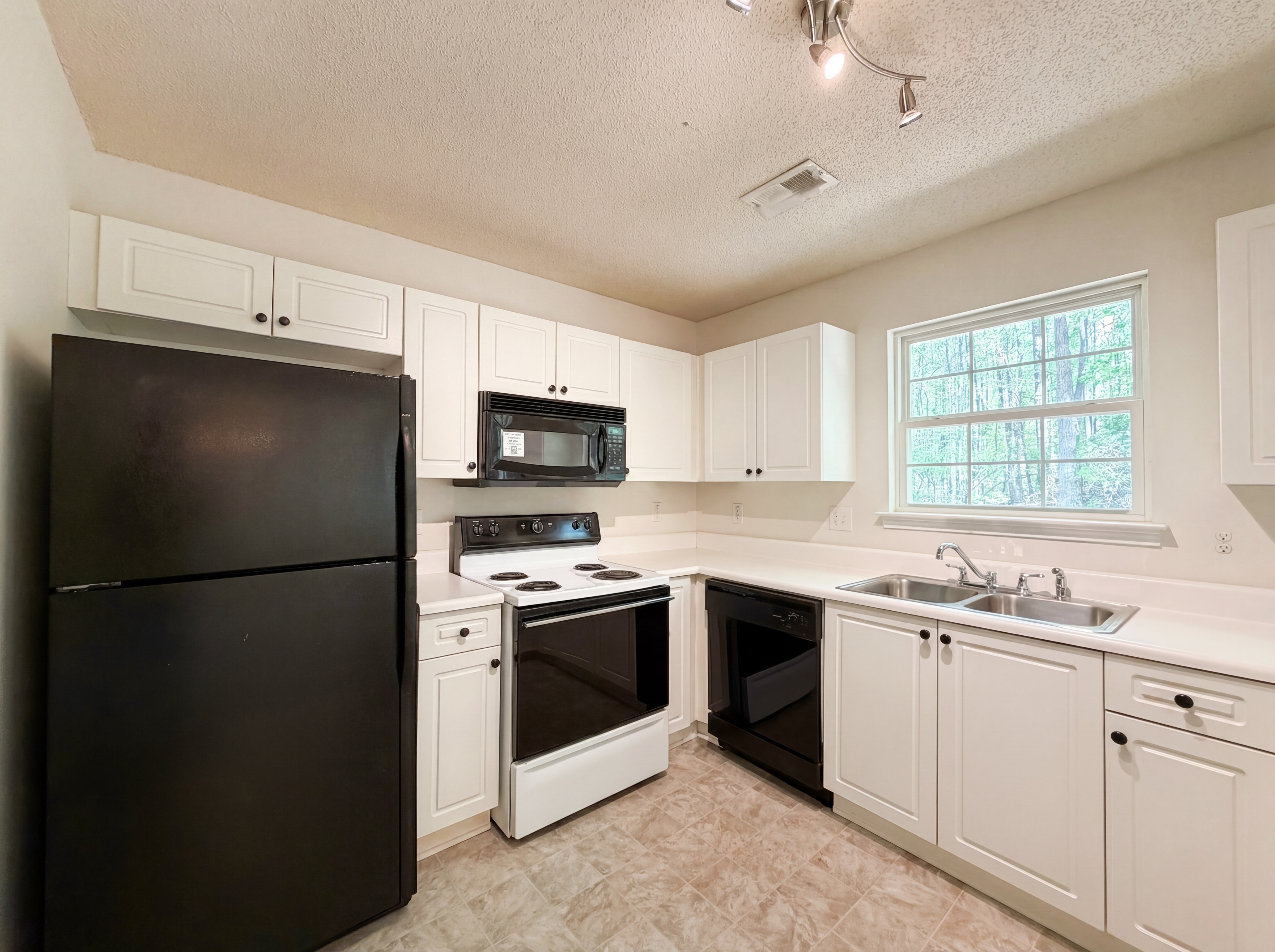 Photo 12 of 25 of 172 Watercress Ct, Stockbridge, GA