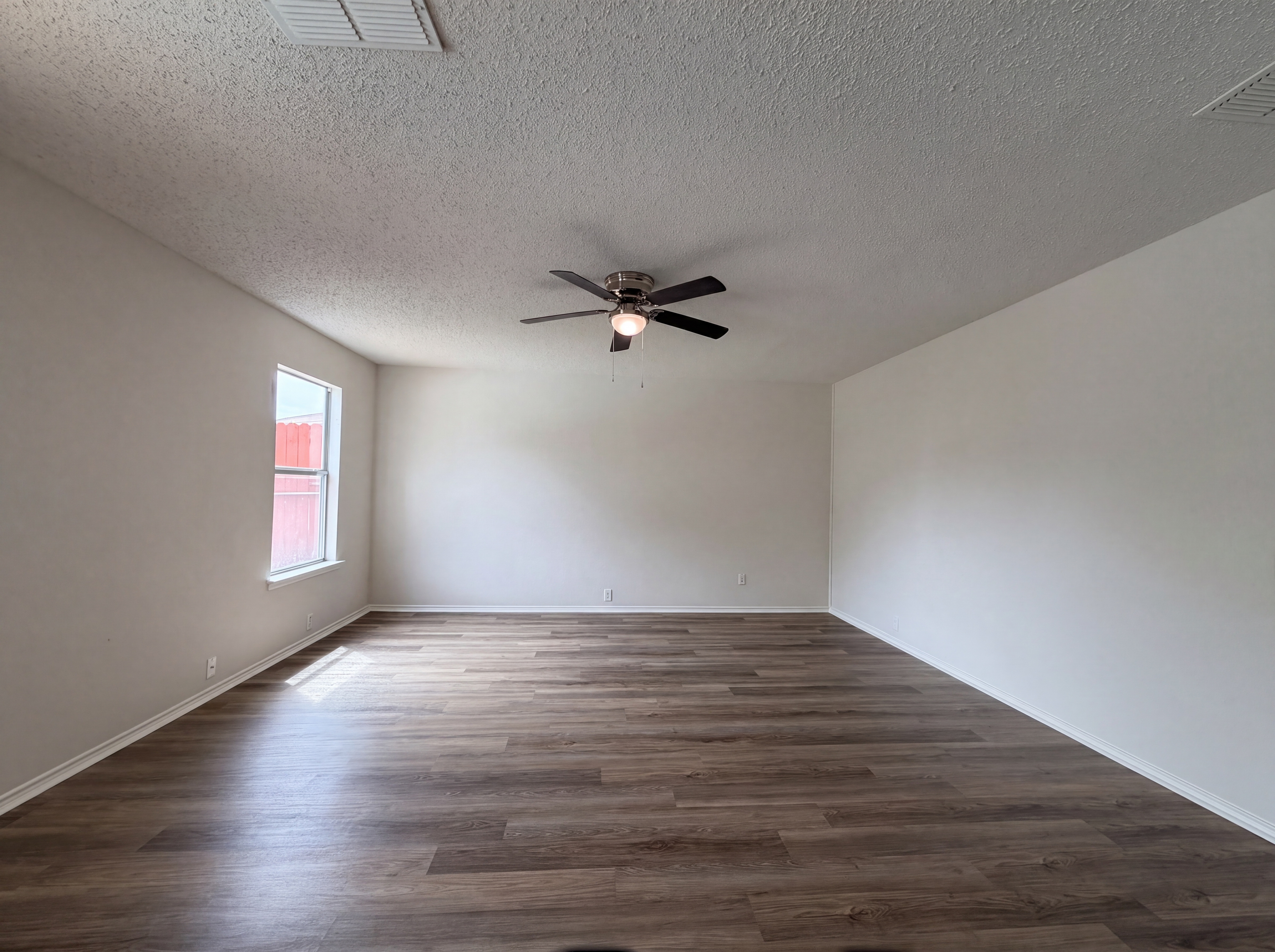 Photo 9 of 19 of 7001 Edmundson Dr, Arlington, TX