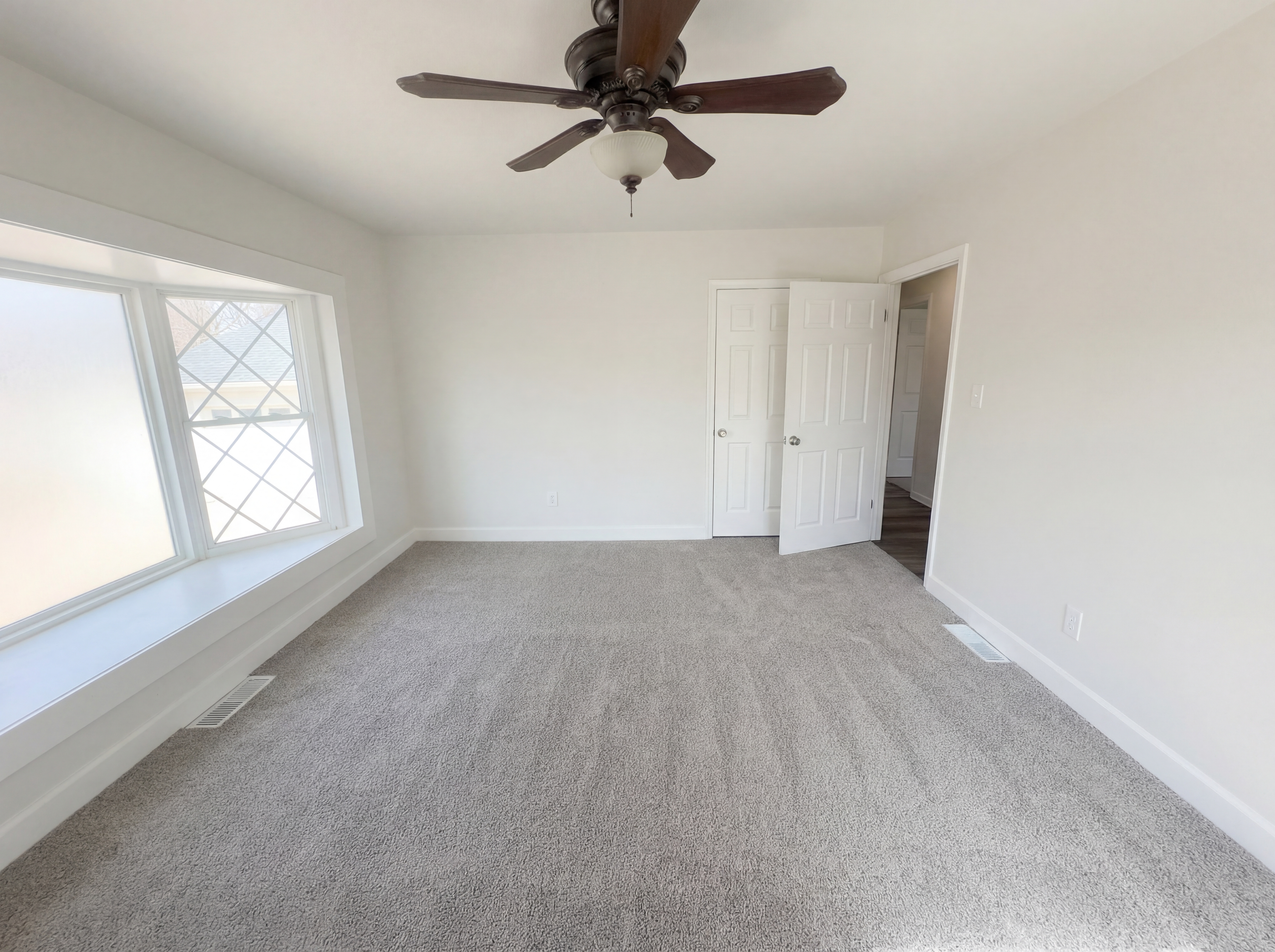 Photo 9 of 19 of 1495 S Peace Haven Rd, Clemmons, NC