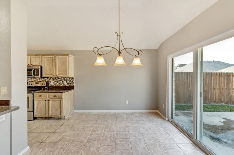 Photo 9 of 27 - 645 Babbling Brook Dr, Saginaw, TX 76179