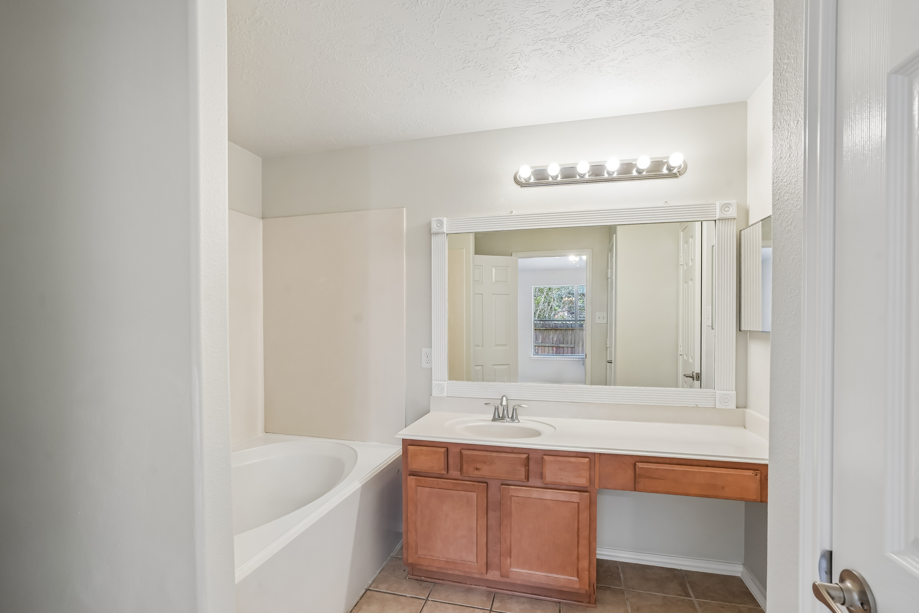 Photo 22 of 37 of 10710 Laurelton Ct, Humble, TX