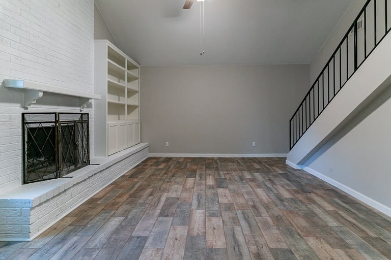 Photo 5 of 21 - 700 NW Barbara Ln, Burleson, TX 76028