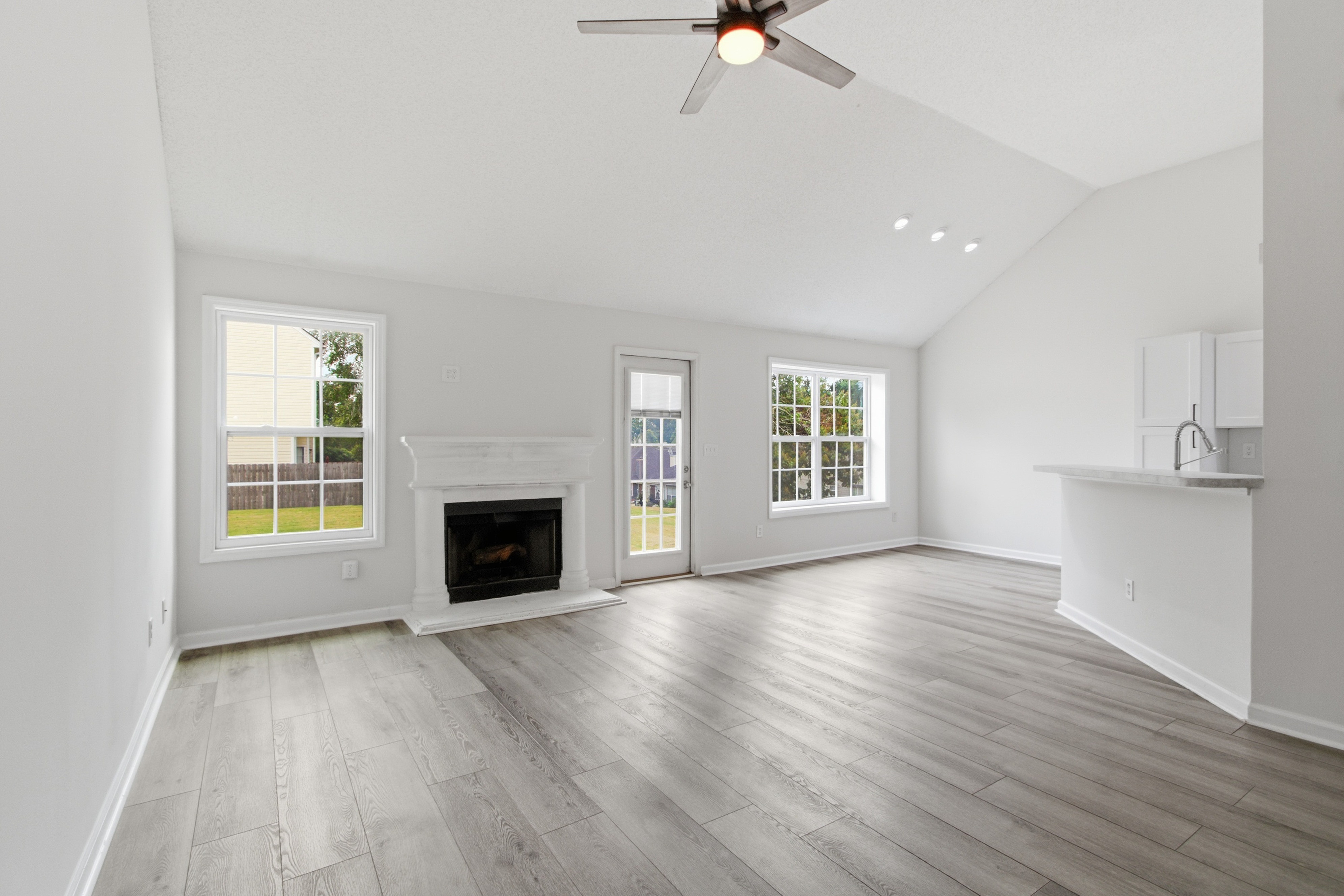 Photo 3 of 31 of 3708 Walnut Creek Way, Lithonia, GA