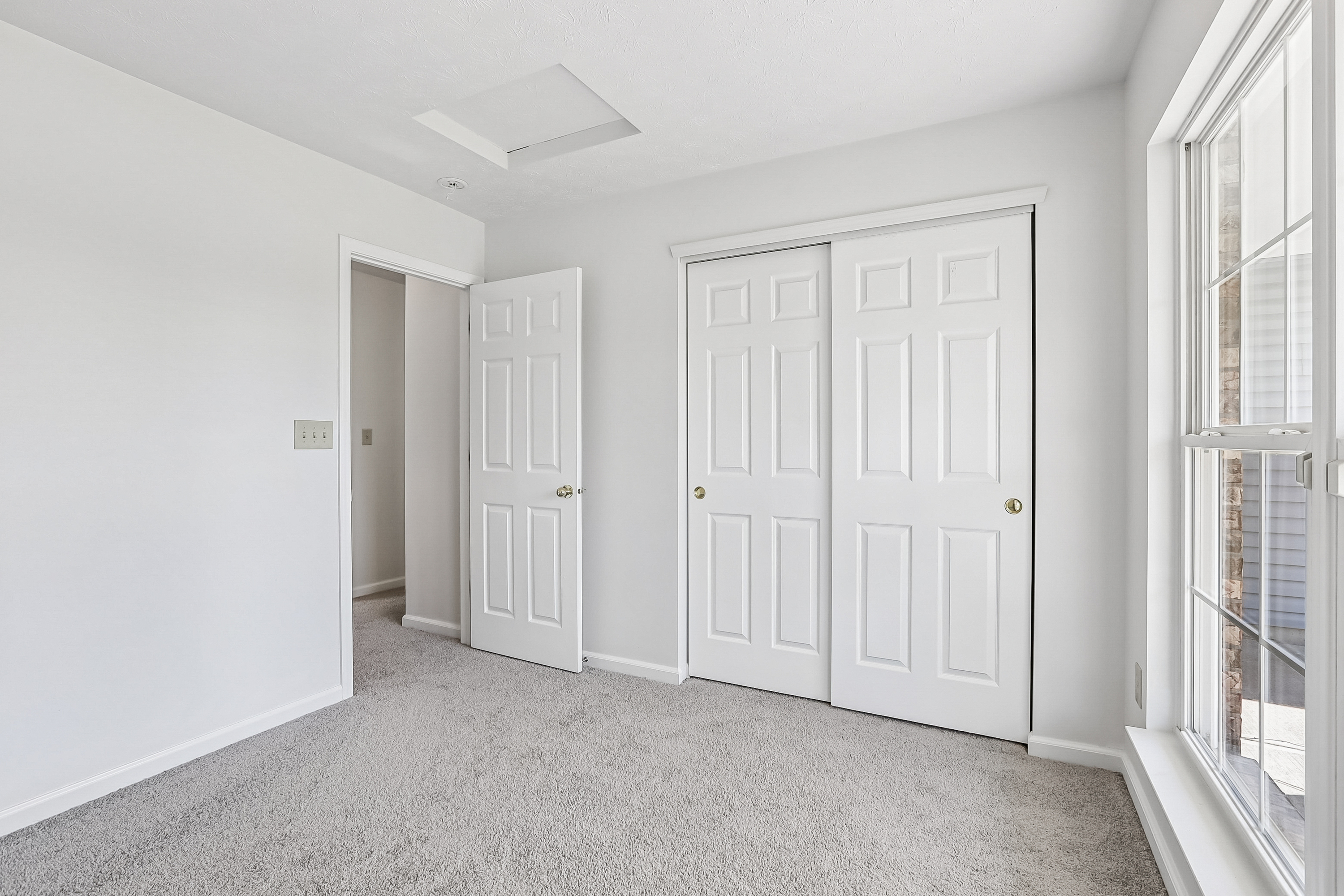 Photo 4 of 26 of 2045 Sotheby Ln, Indianapolis, IN