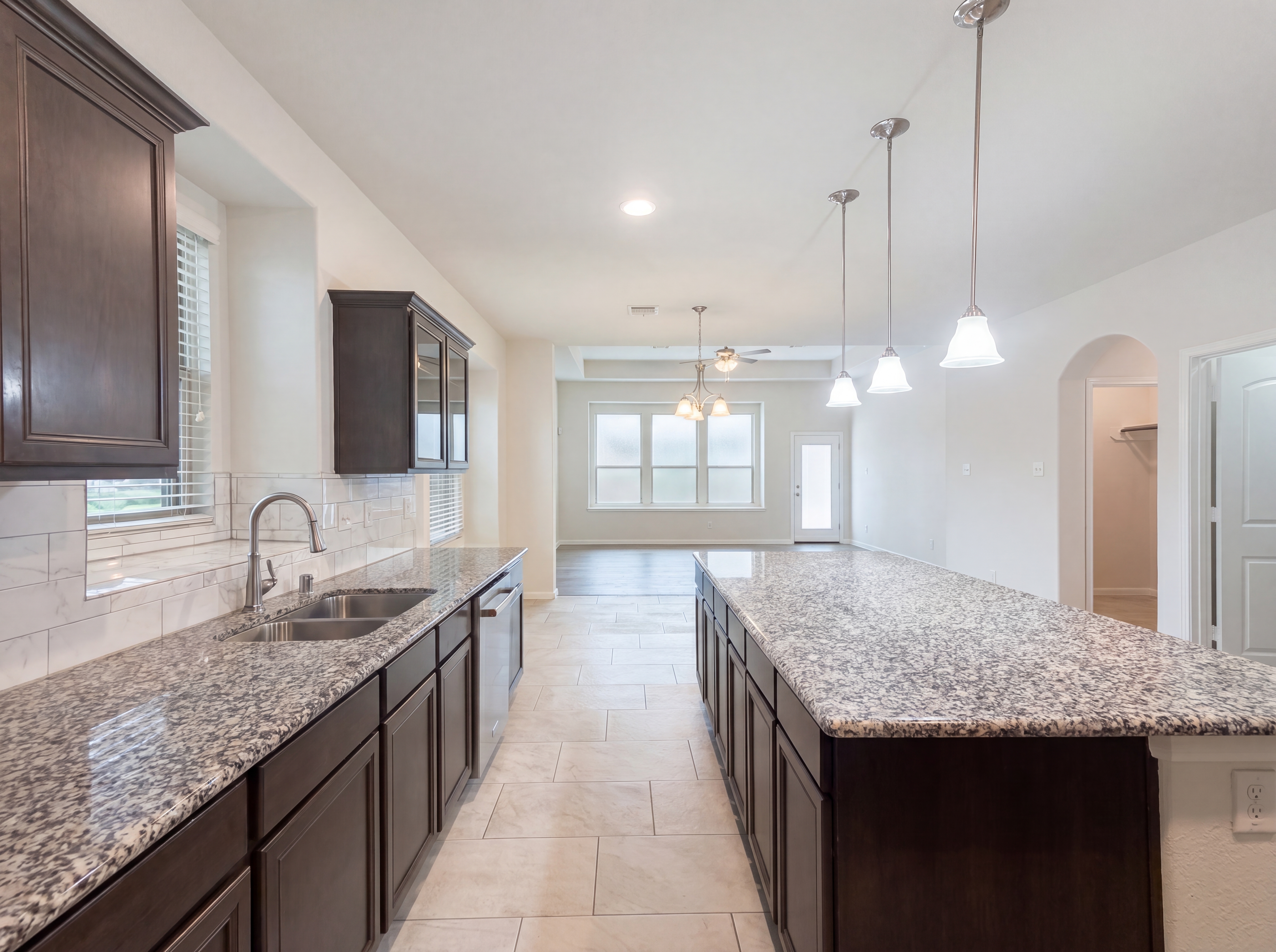 Photo 8 of 28 of 5426 Louie Ln, Katy, TX