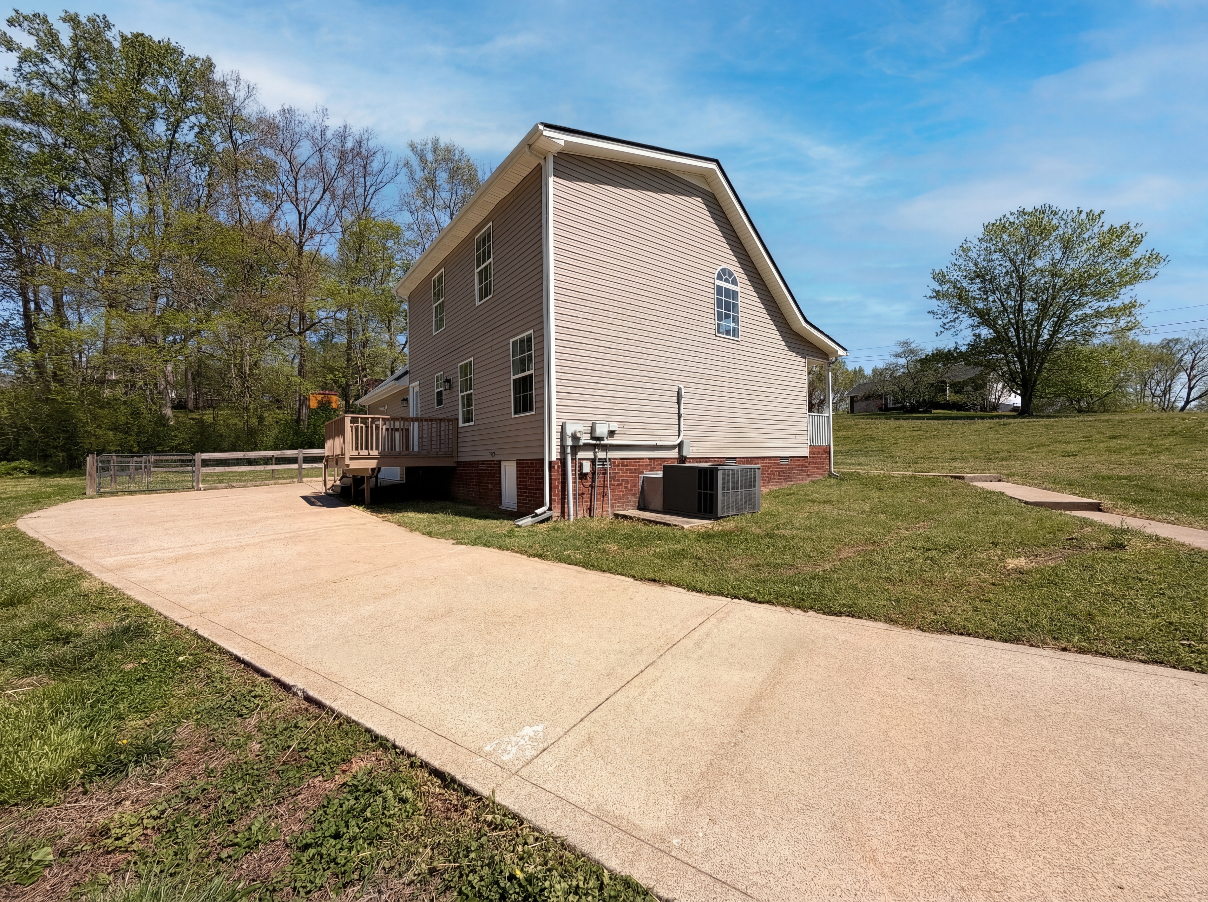 Photo 20 of 23 of 1666 Sparkleberry Dr, Clarksville, TN
