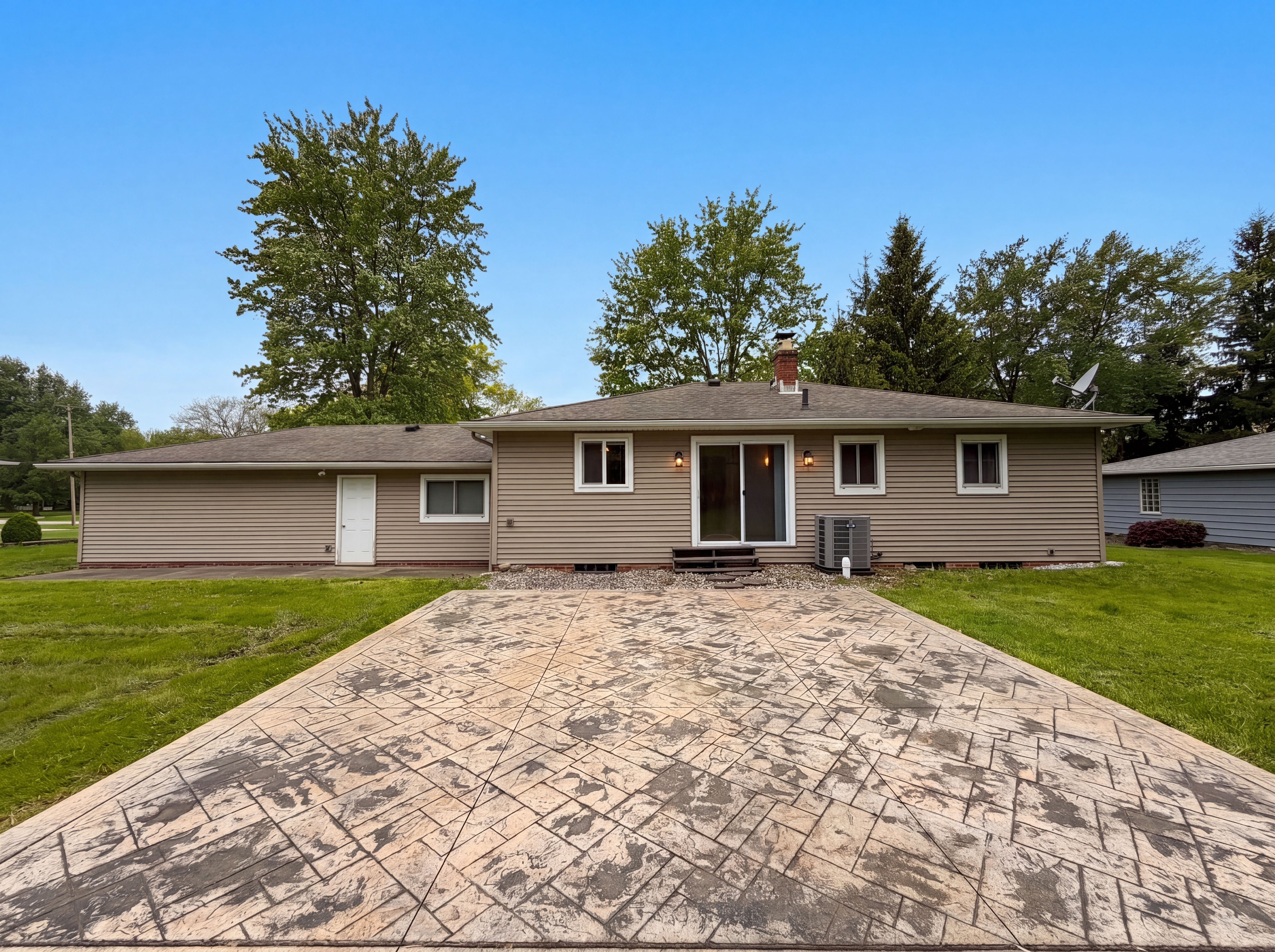 Photo 5 of 22 of 10845 Gregory Ln, North Royalton, OH