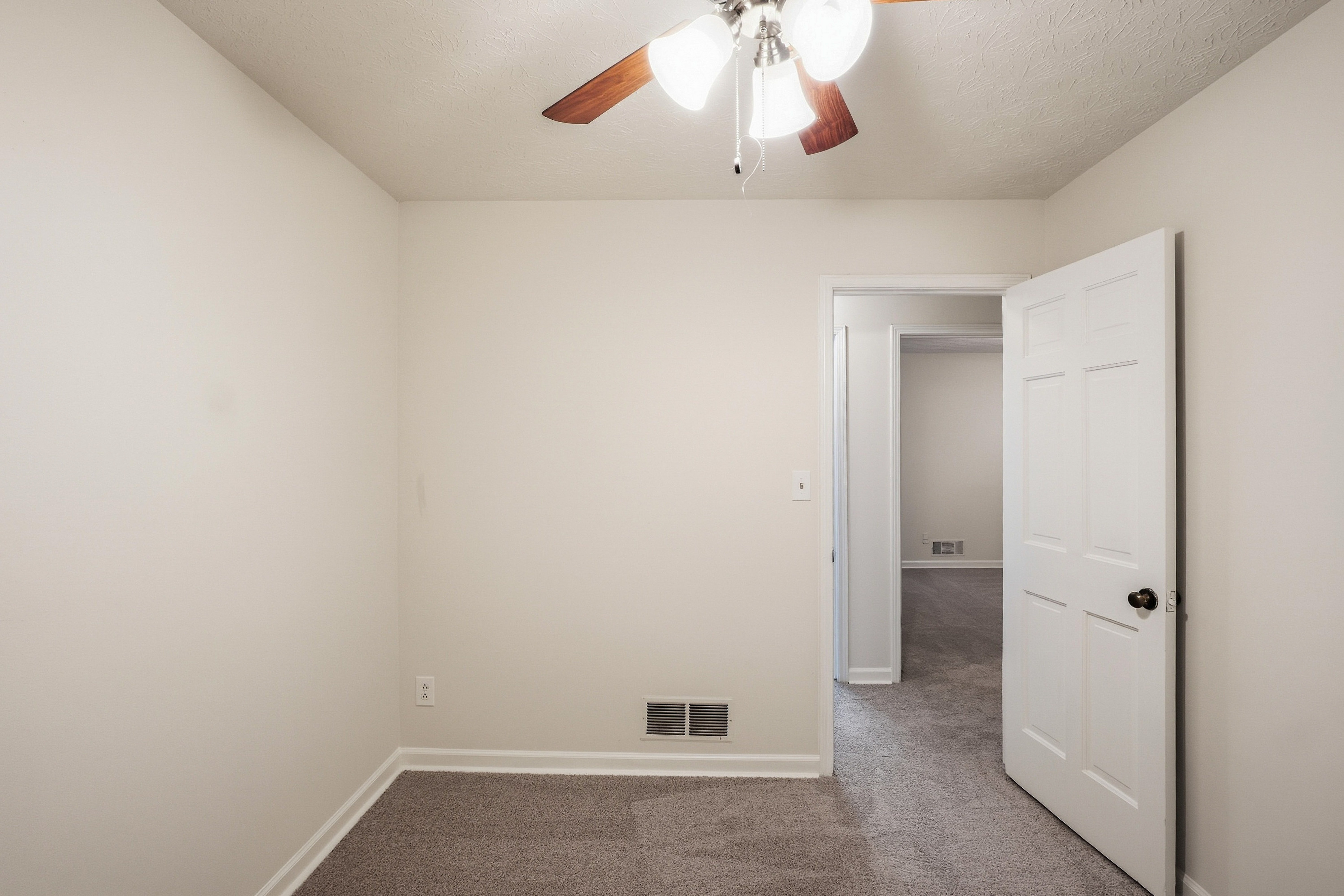 Photo 13 of 27 of 4222 King James Ct, Snellville, GA