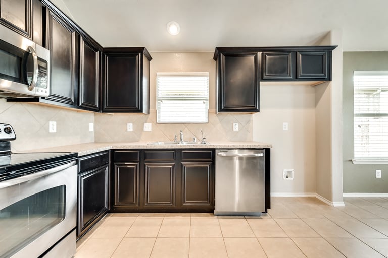 Photo 7 of 32 - 890 Lancashire Ln, Aubrey, TX 76227