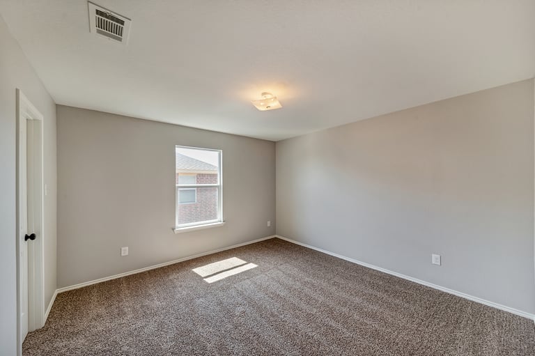 Photo 30 of 37 - 941 John Kennedy Dr, Saginaw, TX 76179