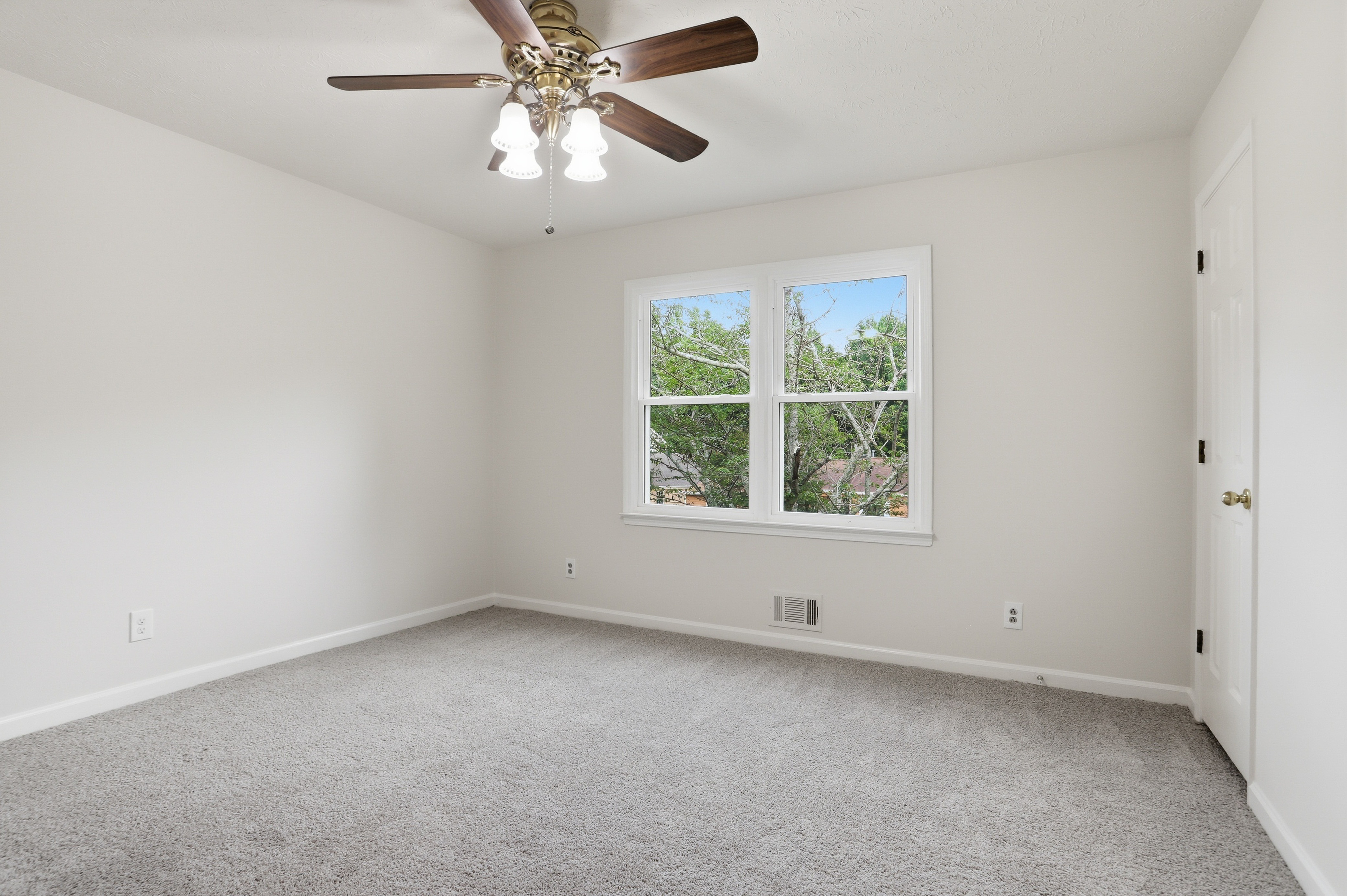 Photo 37 of 58 of 3839 Cotswold Dr , Lilburn, GA