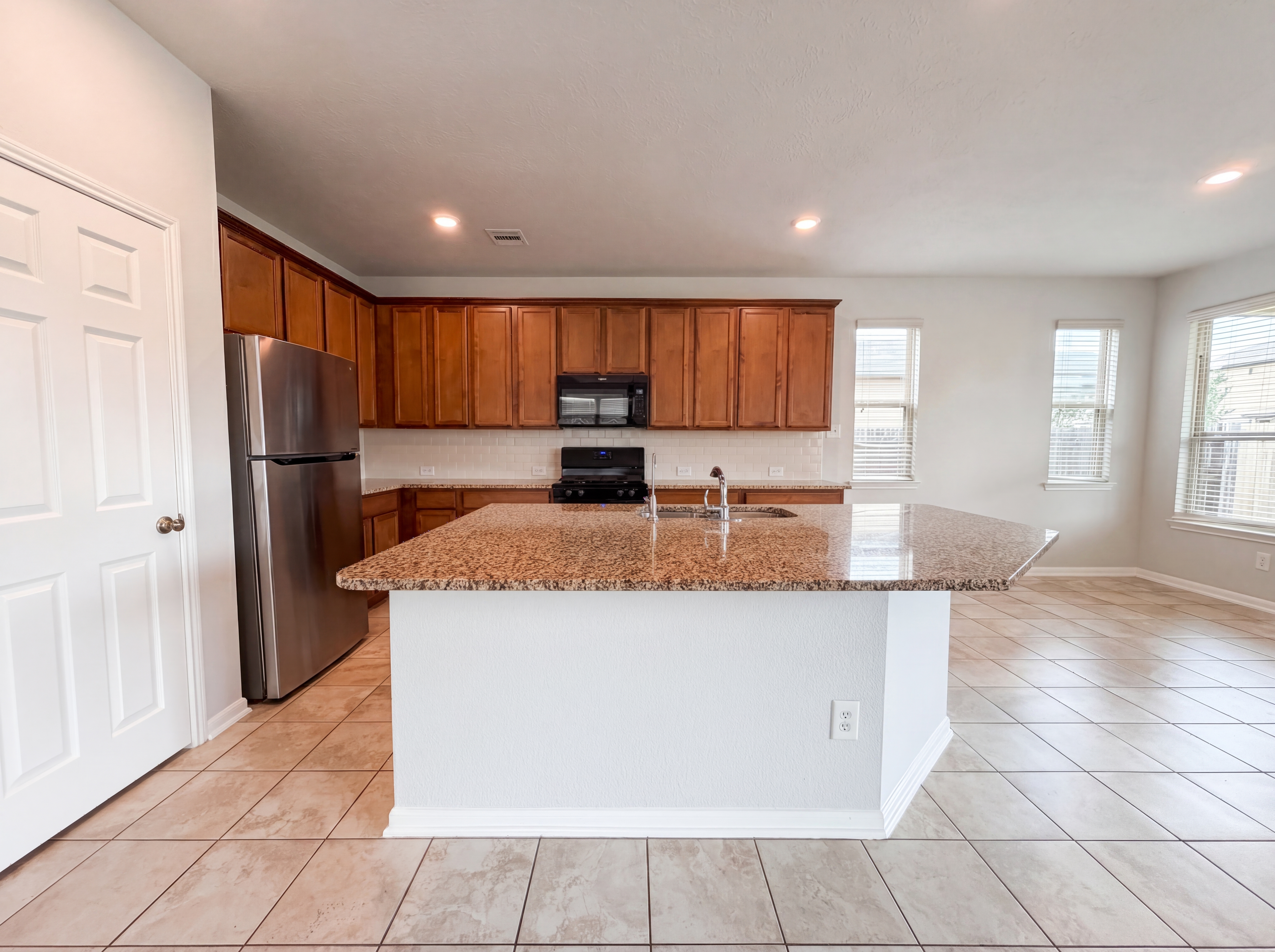 Photo 12 of 24 of 4022 Lake Cypress Cir, Houston, TX