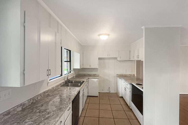 Property photo 2 of 3950 Skyland Blvd E