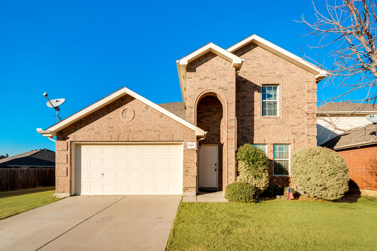 Photo 1 of 27 - 1401 Waterford Dr, Little Elm, TX 75068