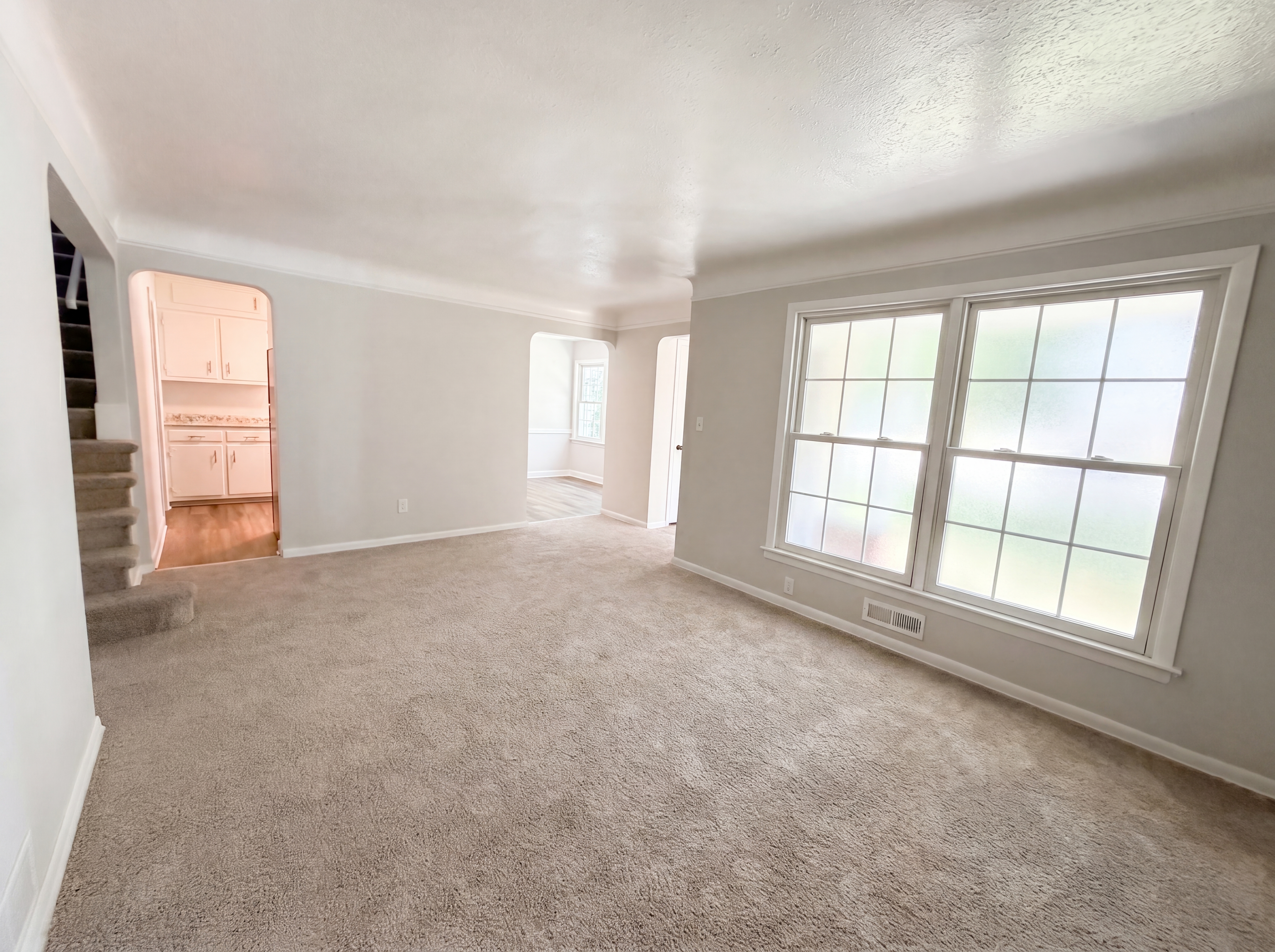 Photo 3 of 25 of 1384 Ford Rd, Cleveland, OH