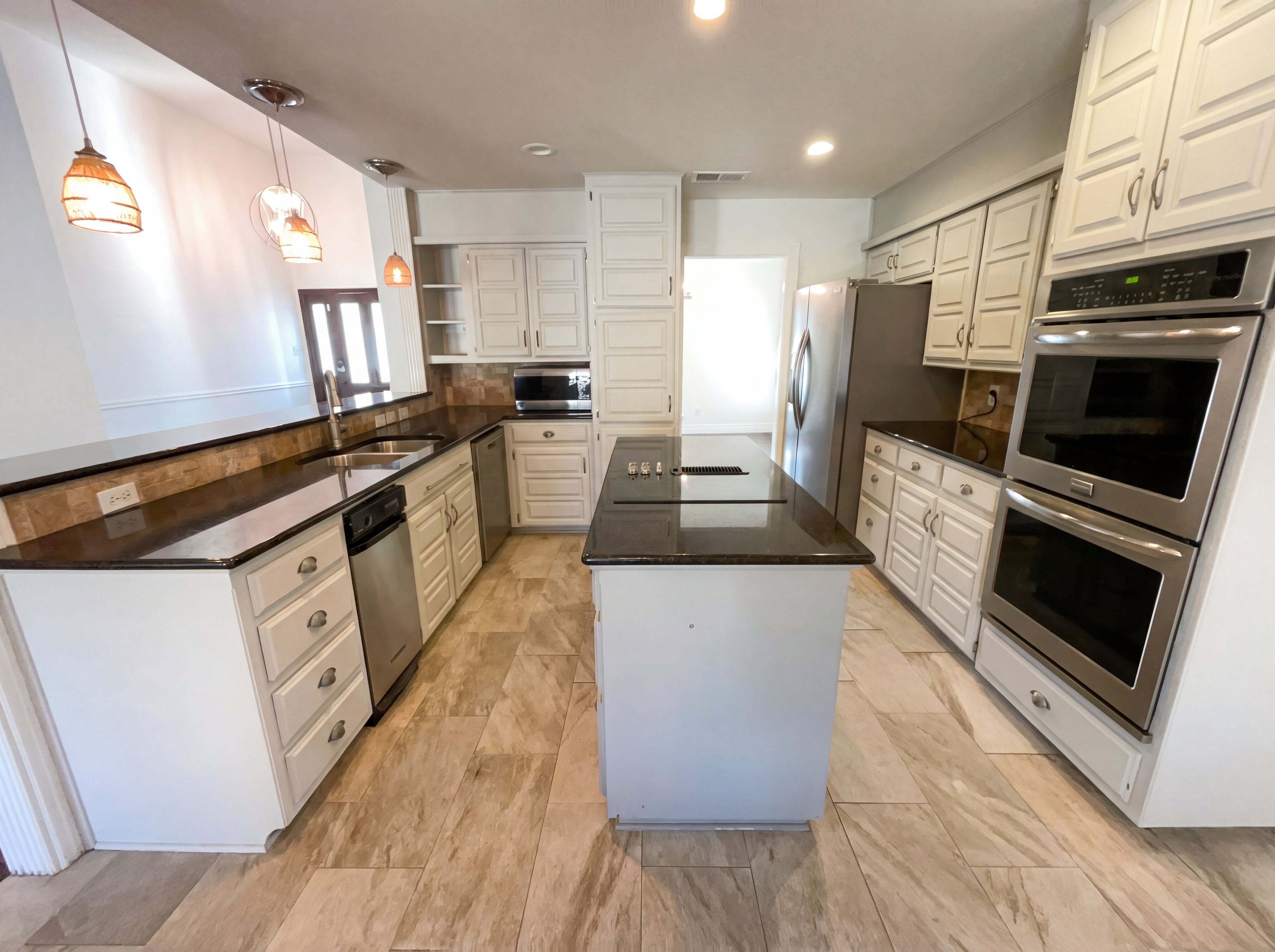 Photo 2 of 19 of 401 Kenshire Dr, Benbrook, TX