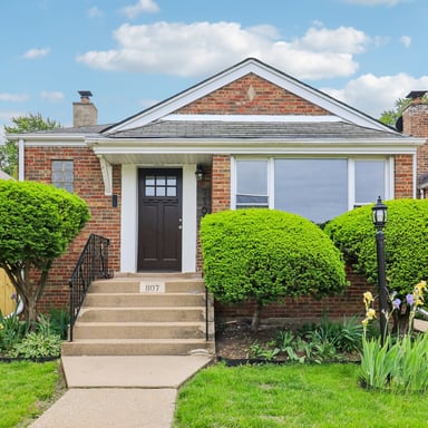 Property photo 1 of 1107 W 101st St