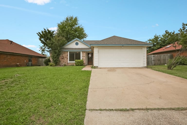 Photo 1 of 25 - 6204 Avanti Dr, Arlington, TX 76001