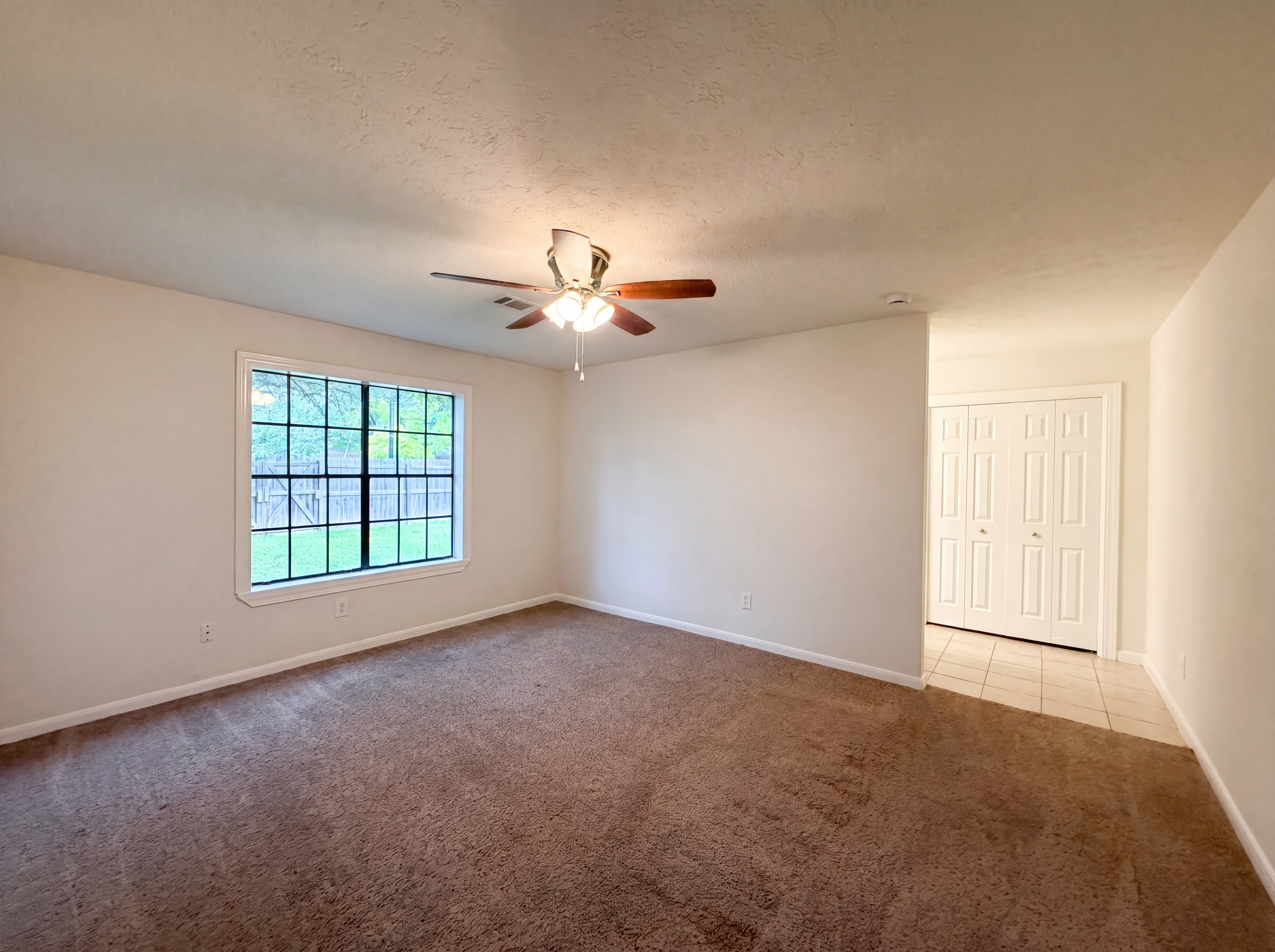 Photo 9 of 21 of 1001 Windy Dr, Brenham, TX