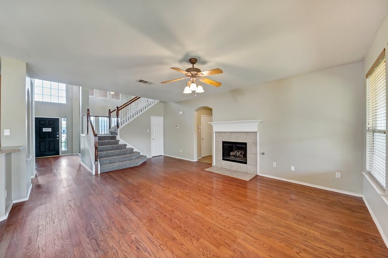 Photo 11 of 35 - 7929 Stansfield Dr, Fort Worth, TX 76137