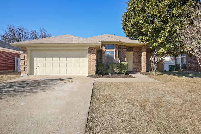 Photo 1 of 29 - 6800 Running Creek Dr, Arlington, TX 76001