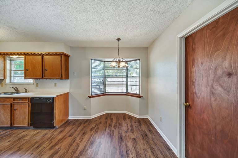 Photo 3 of 29 - 429 Kathy Dr, Desoto, TX 75115