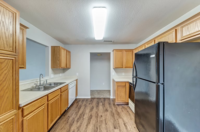 Photo 6 of 26 - 905 Sharp Dr, Cedar Hill, TX 75104