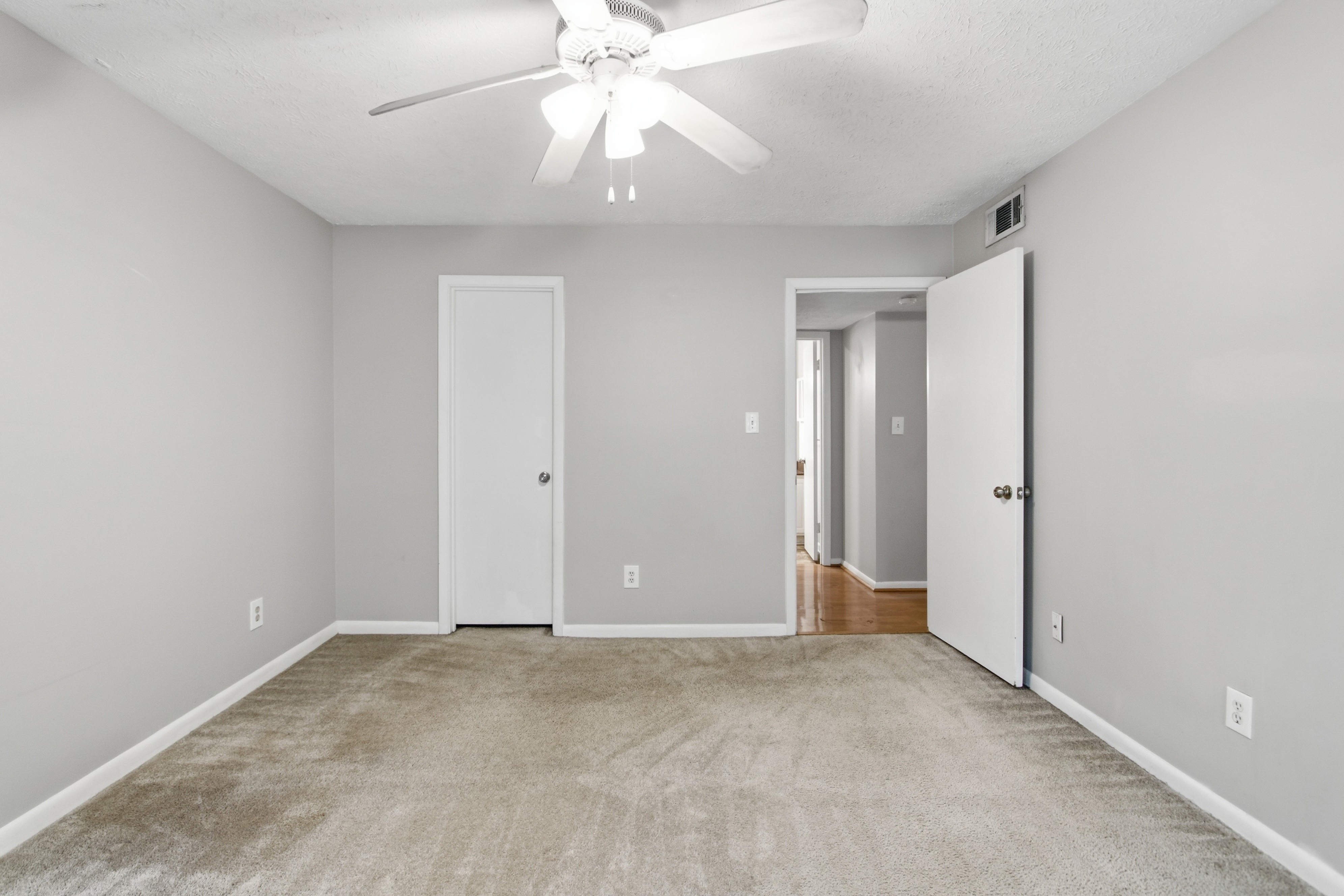 Photo 4 of 19 of 5145 Roswell Rd, Atlanta, GA