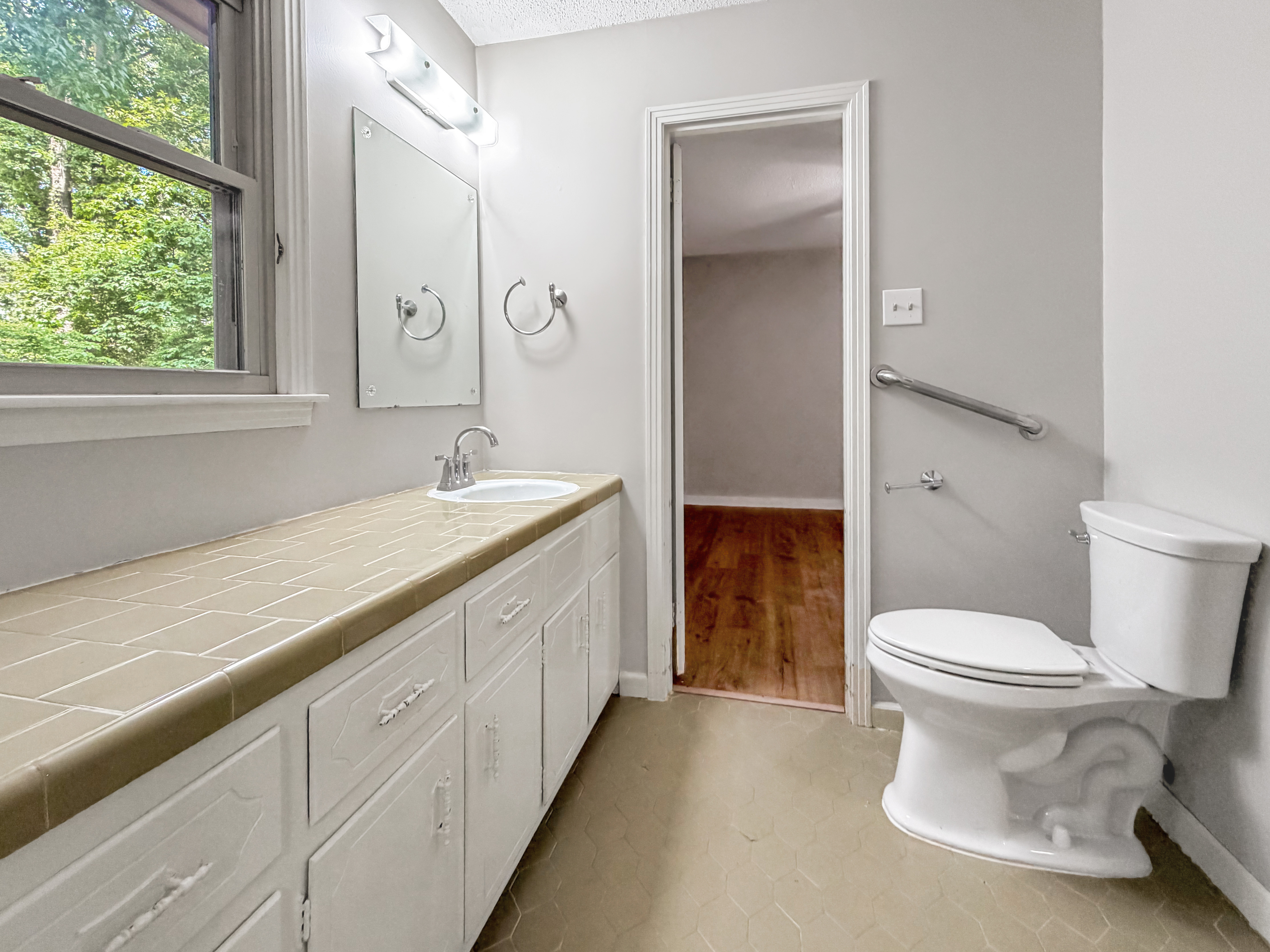 Photo 7 of 24 of 3495 Flintshire Dr, Hoover, AL