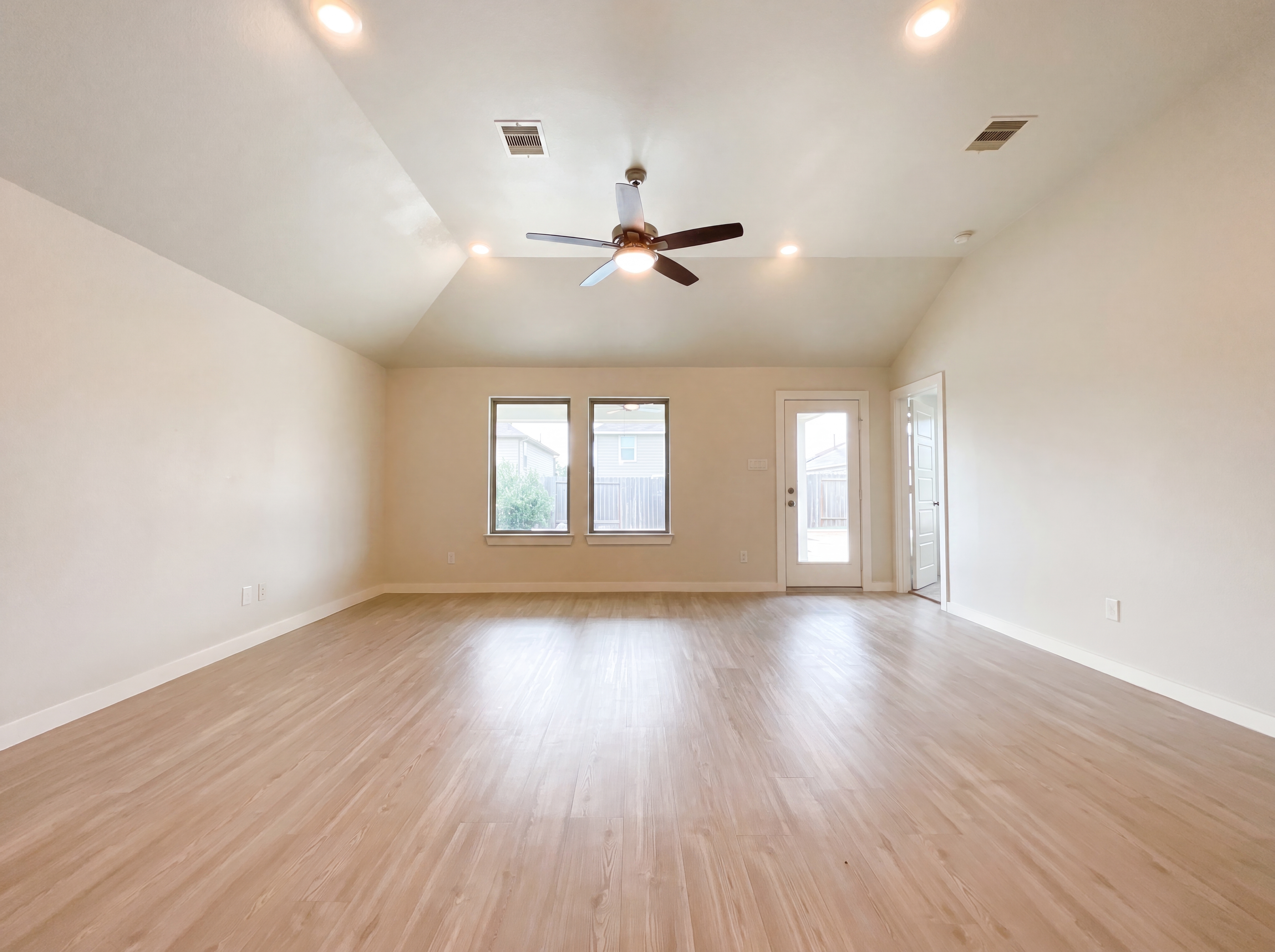 Photo 7 of 17 of 823 Deerhurst Ln, Magnolia, TX