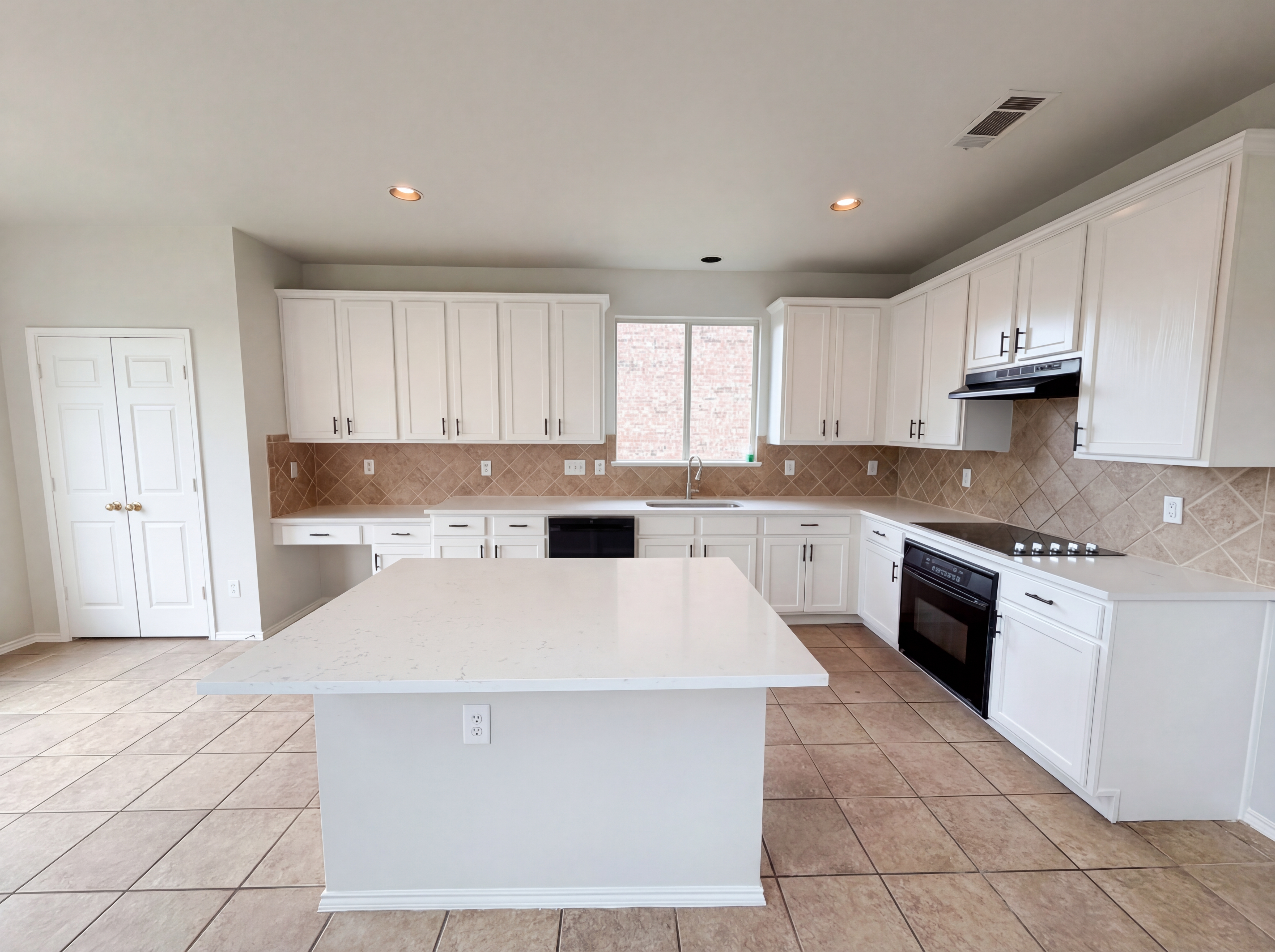 Photo 10 of 24 of 916 Matagorda Ln, Desoto, TX