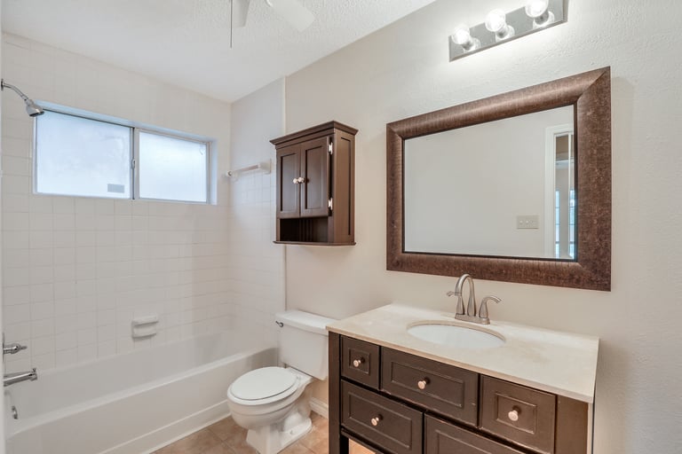 Photo 13 of 22 - 6312 Brookmont Ct, Arlington, TX 76018