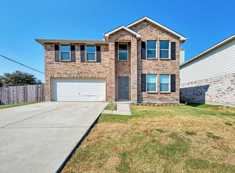 Photo 1 of 33 - 2056 Crosbyton Ln, Grand Prairie, TX 75052