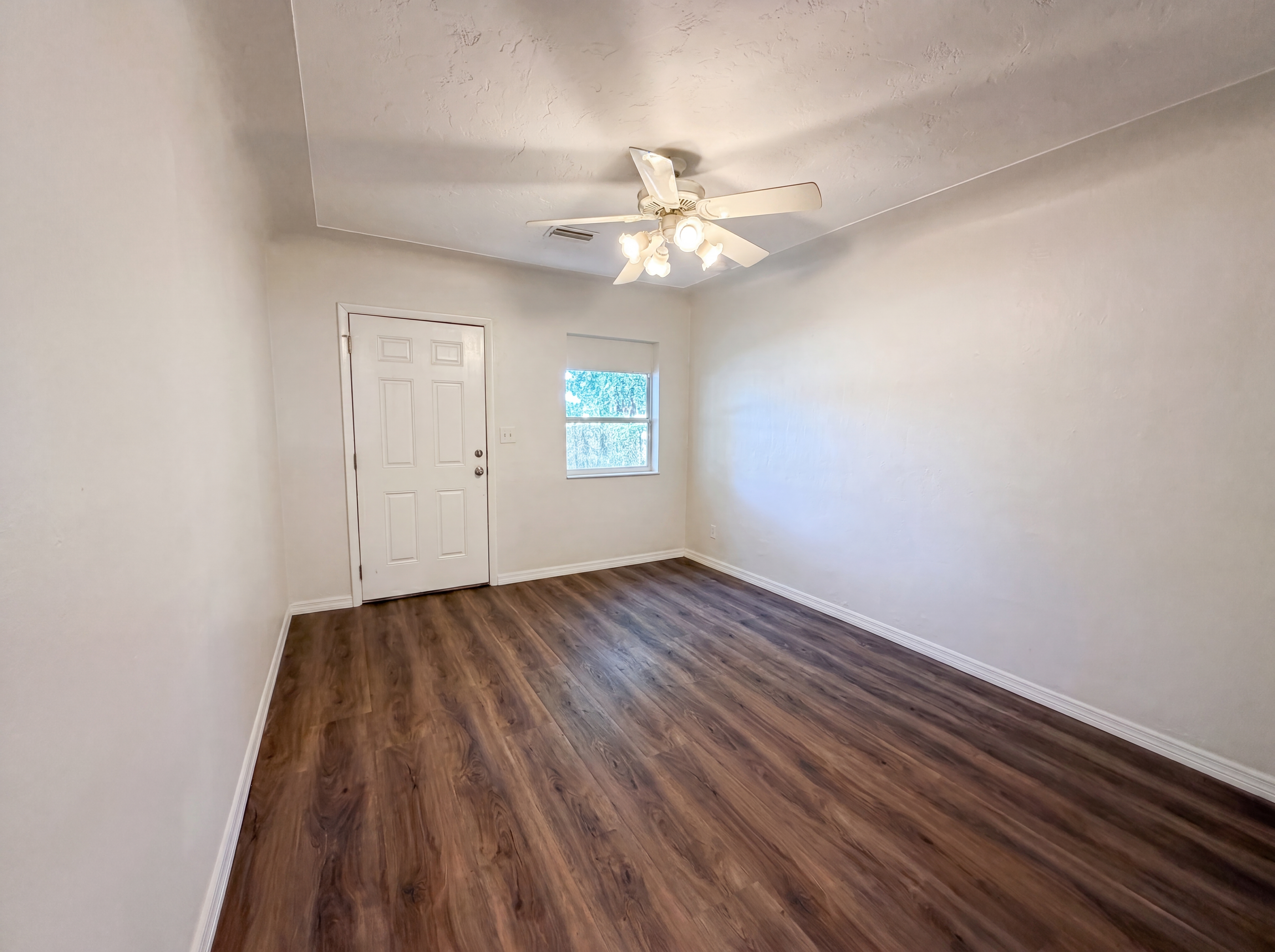 Photo 4 of 18 of 2235 45th Ave N, Saint Petersburg, FL
