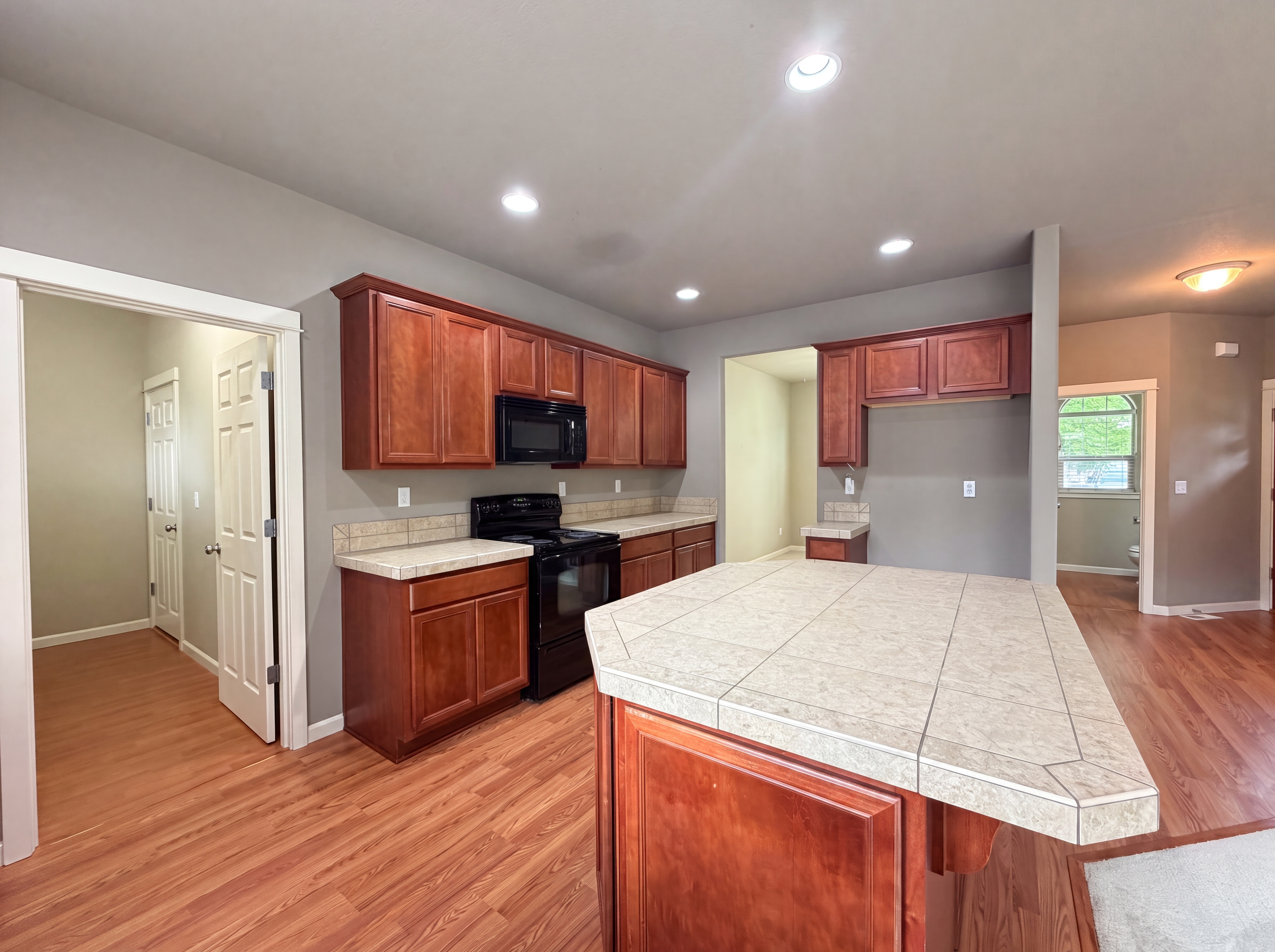 Photo 9 of 23 of 1724 SW Willowview Ter, Beaverton, OR