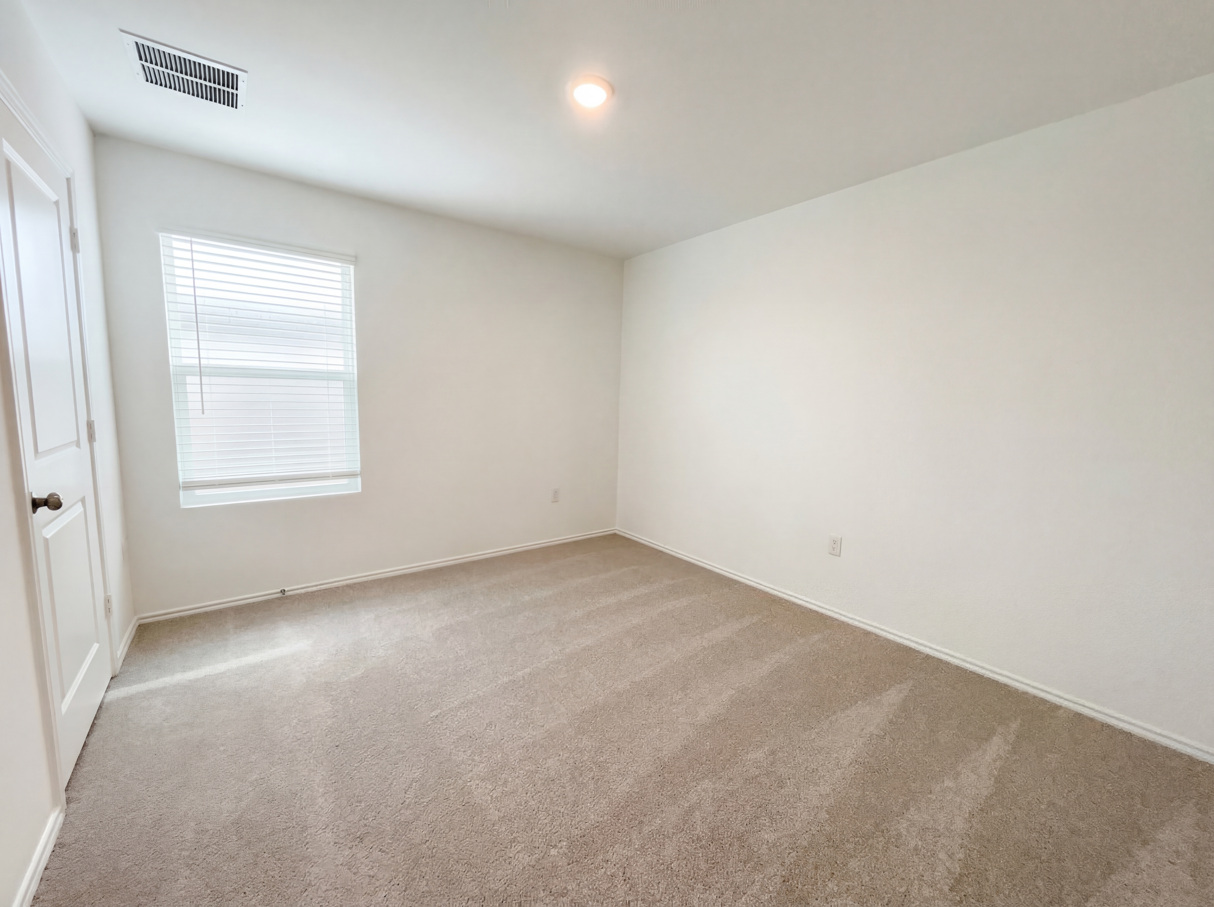 Photo 6 of 24 of 501 Vantage Dr, Hutto, TX